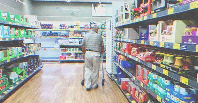 Hombre mayor caminando a través de los pasillos de un supermercado. | Foto: Shutterstock