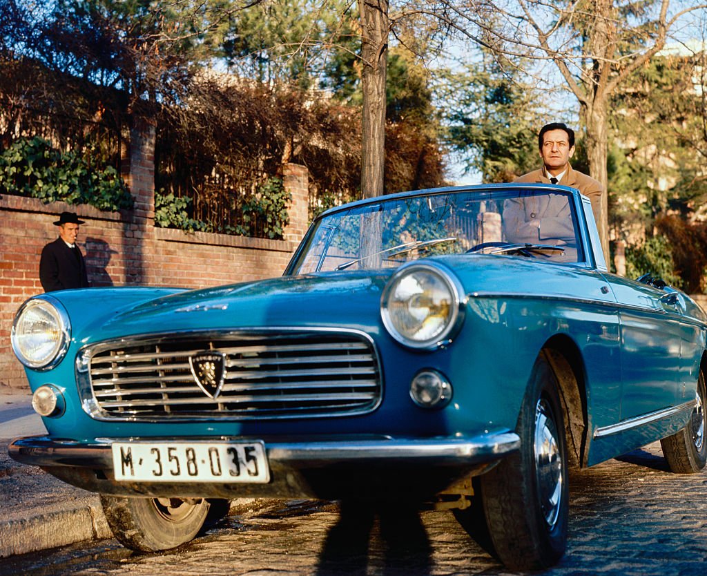 El actor español Alberto Closas sobre su coche, en Madrid, España, 1967. | Foto: Getty Images