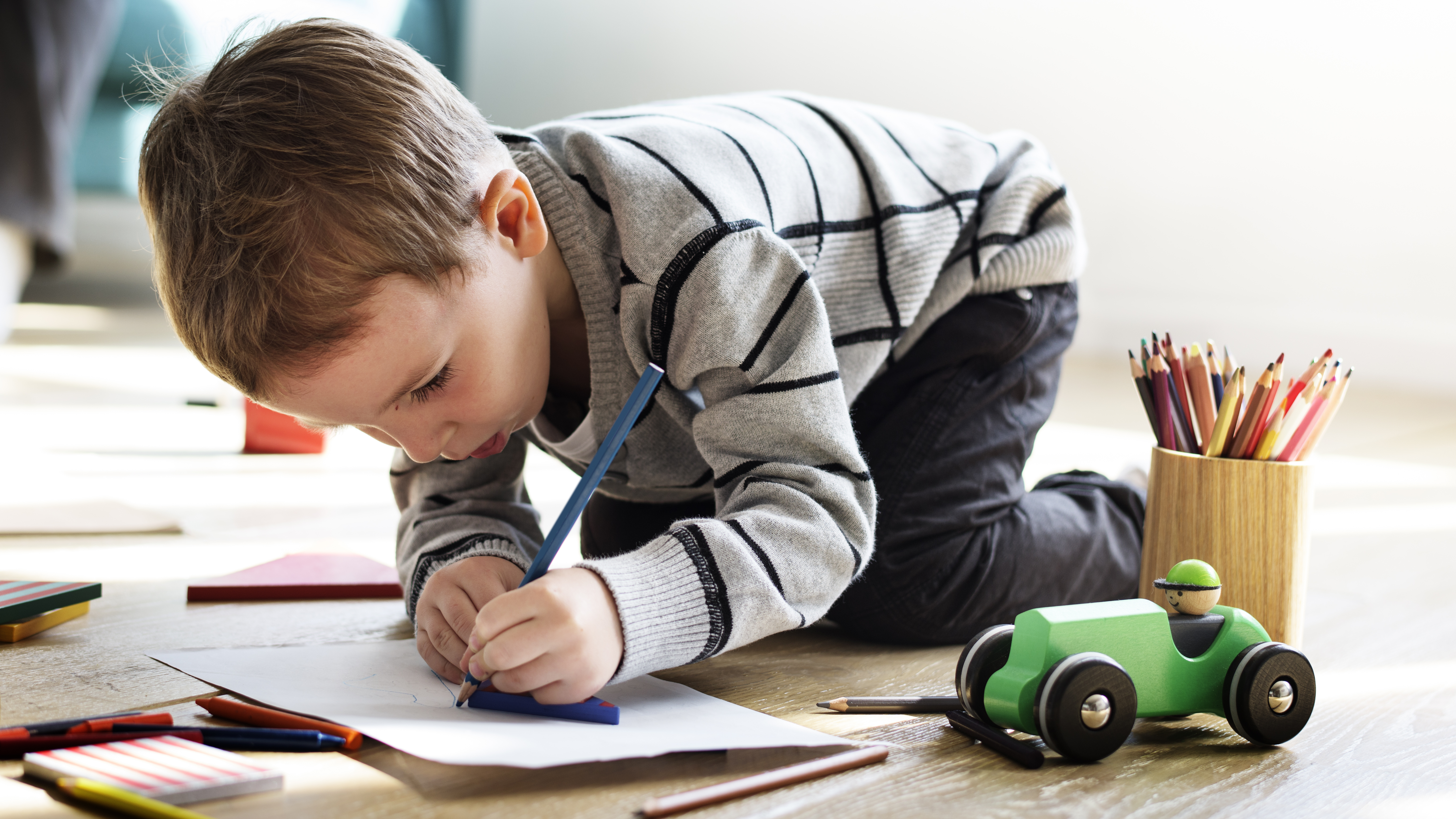 Little boy is drawing | Source: Shutterstock.com