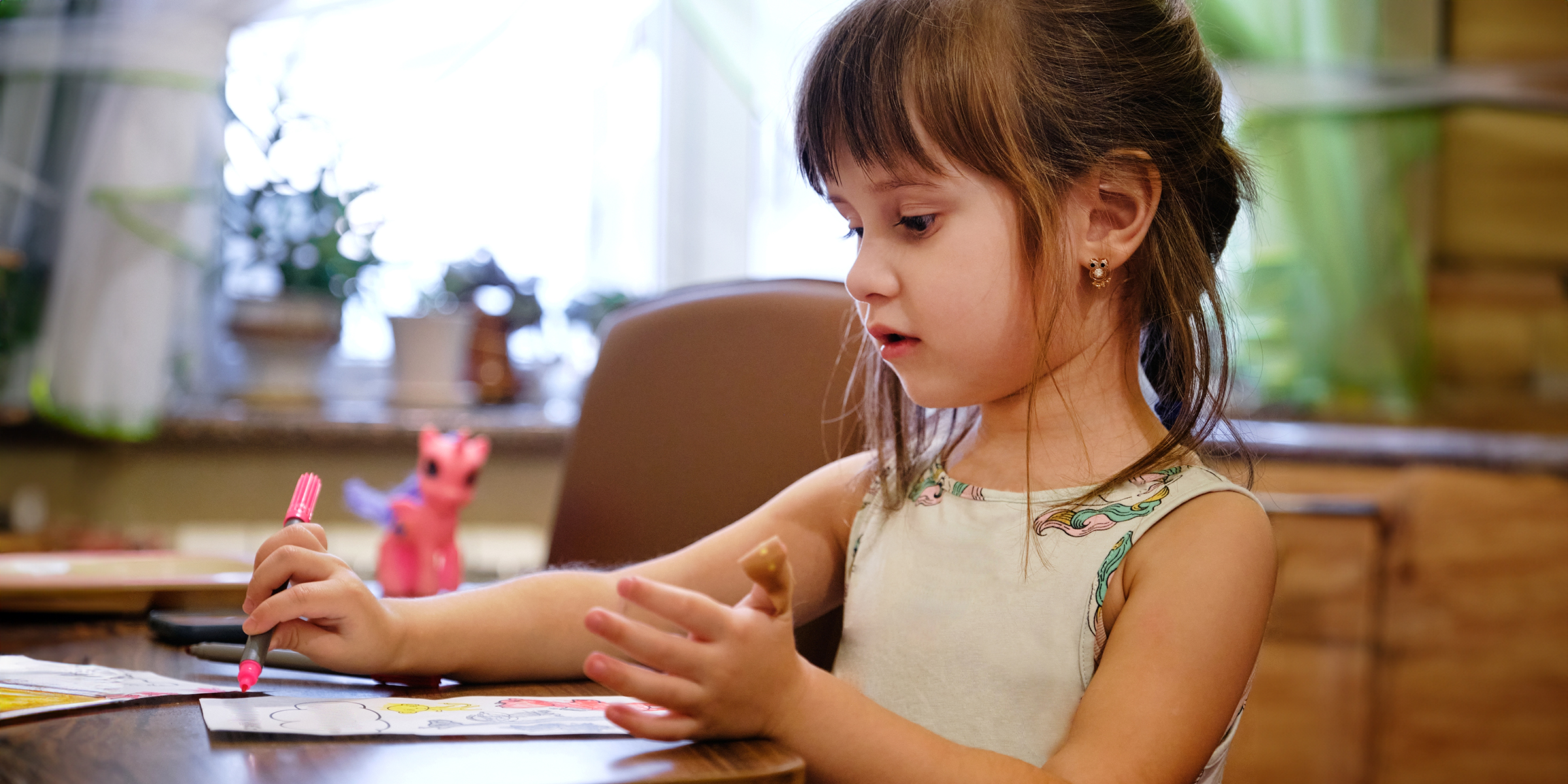 A little girl drawing | Source: Shutterstock
