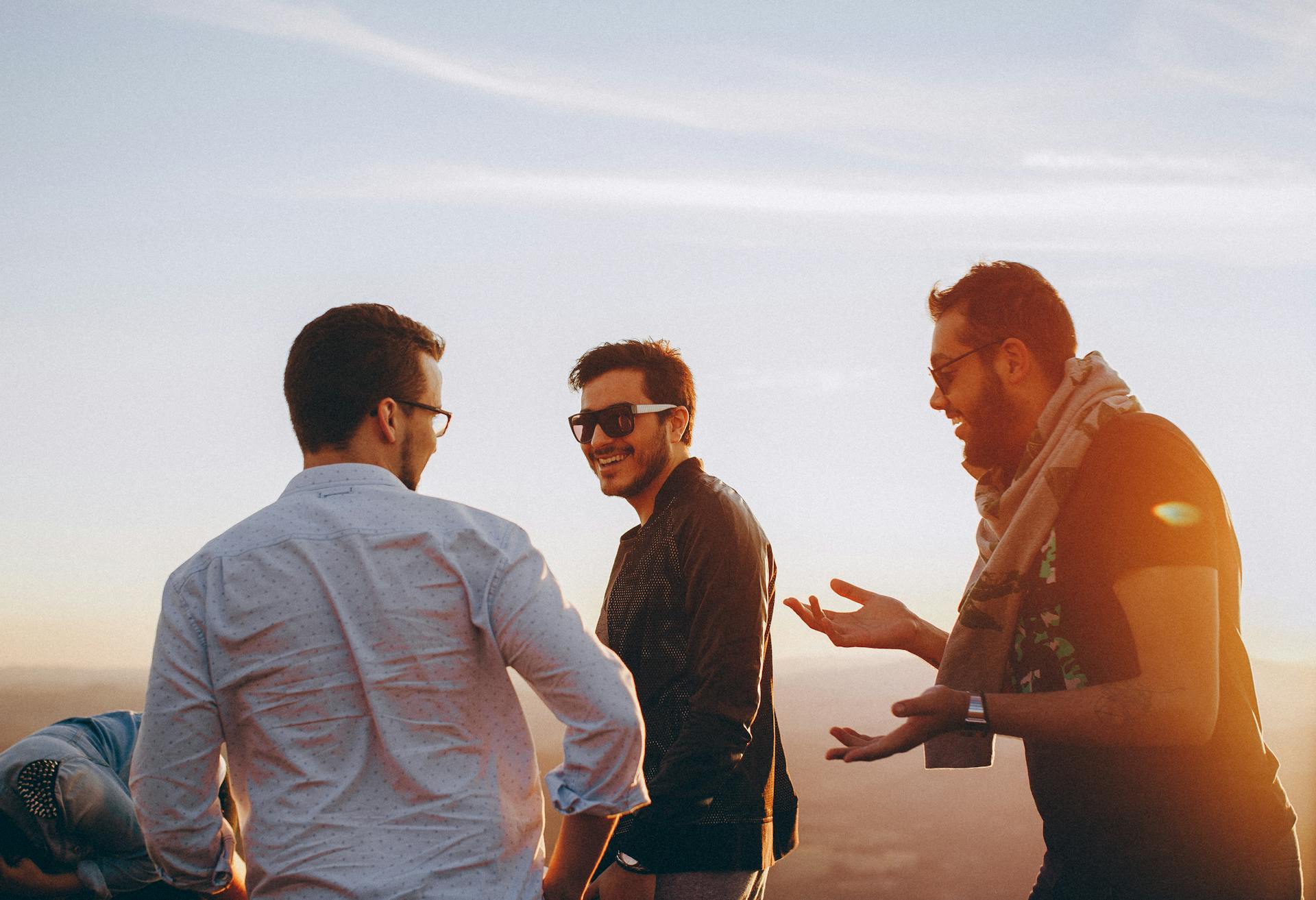 A man with his friends | Source: Pexels
