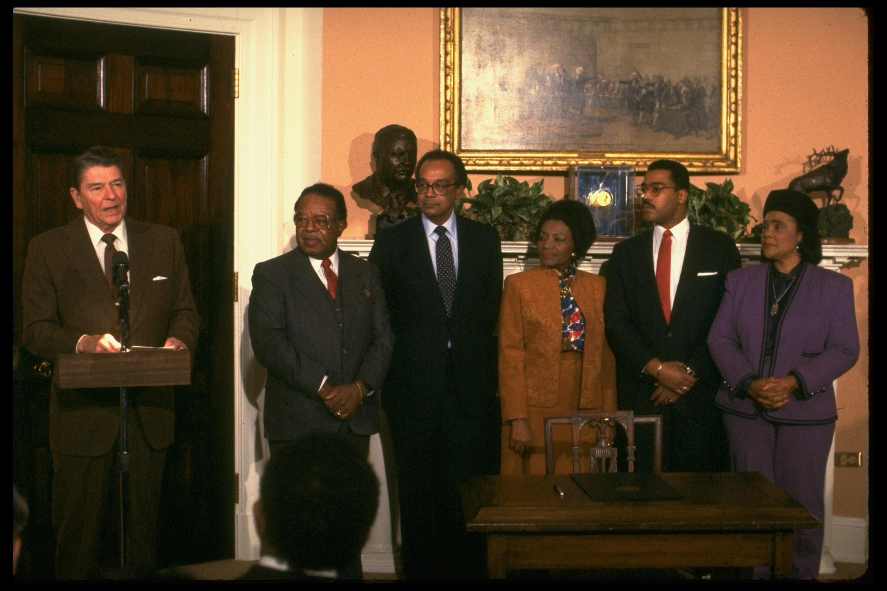 (L-R) Coretta Scott King, son Dexter, sister-in-law Christine Farris, Pierce, Abernathy, & President Reagan pose for photographs after the proclamation of the Martin Luther King Jr. Day holiday, on January 12, 1988 | Source: Getty Images