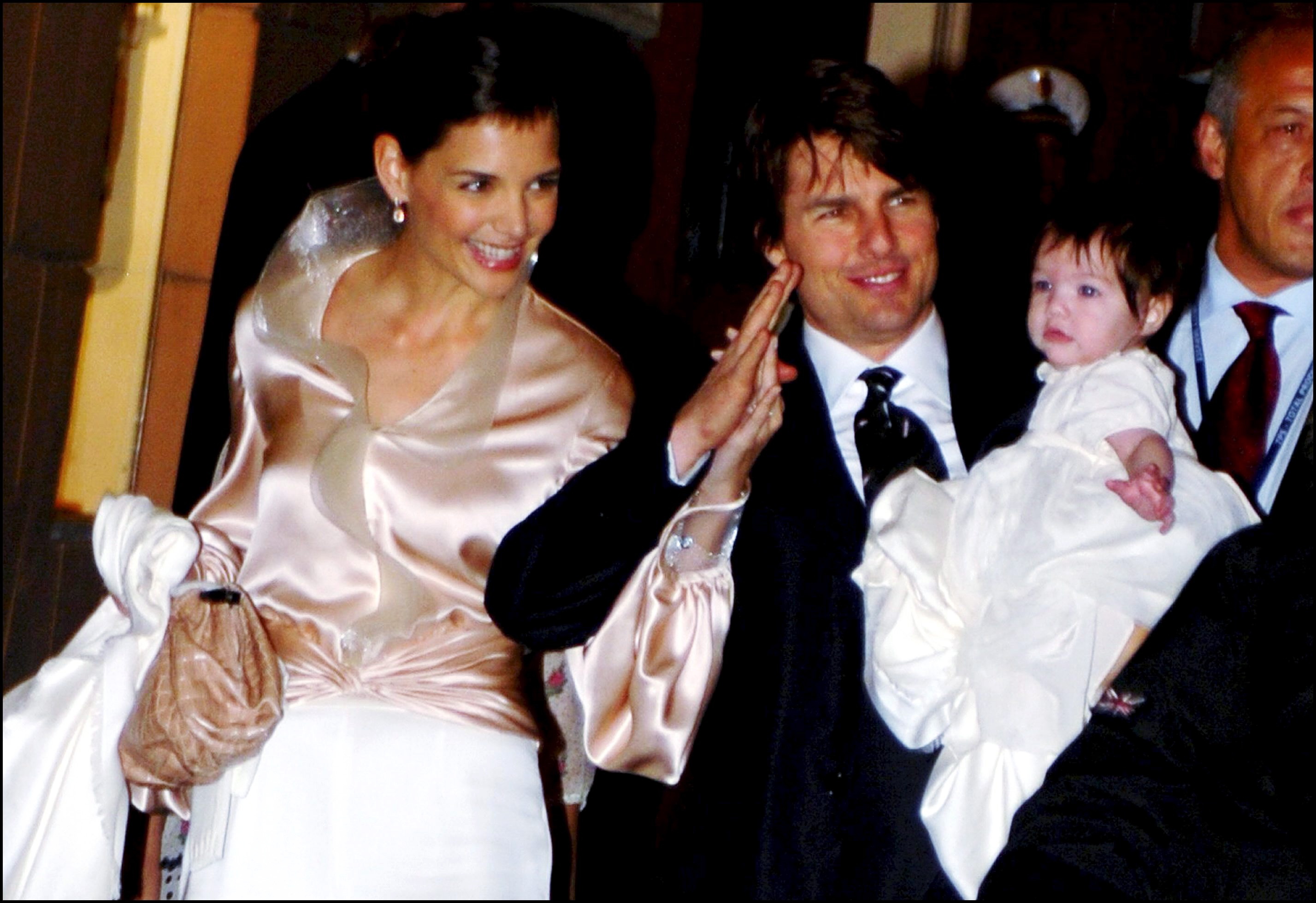 Tom Cruise and Katie Holmes with their daughter Suri at the restaurant "Nino" near Plaza di Spagna, in Rome, Italy on November 16, 2006 | Source: Getty Images