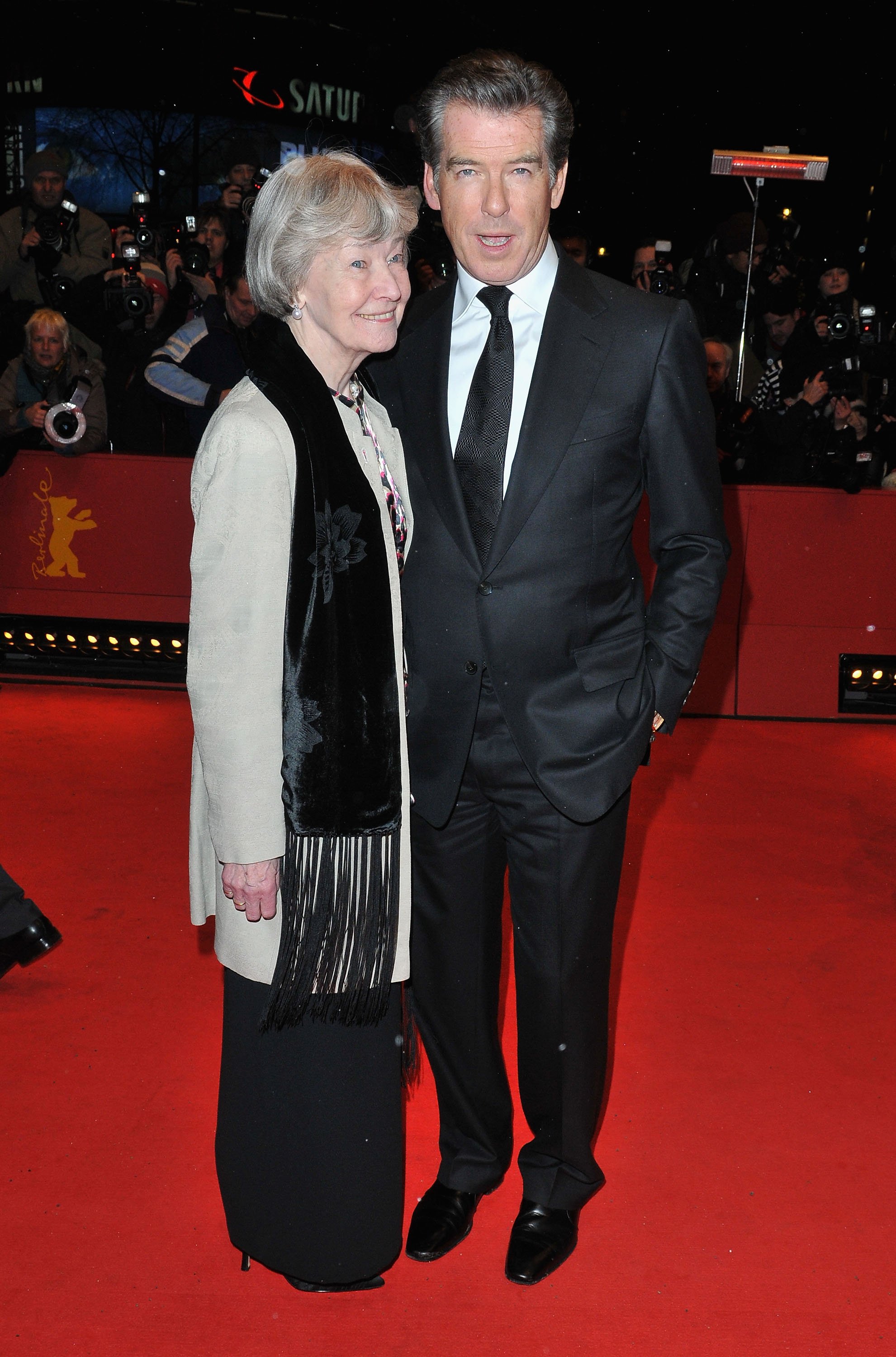 Pierce Brosnan mit seiner Mutter Mary May Smith bei der Premiere von "The Ghost Writer" während der 60. Internationalen Filmfestspiele Berlin im Berlinale Palast am 12. Februar 2010 in Berlin, Deutschland. | Quelle: Getty Images