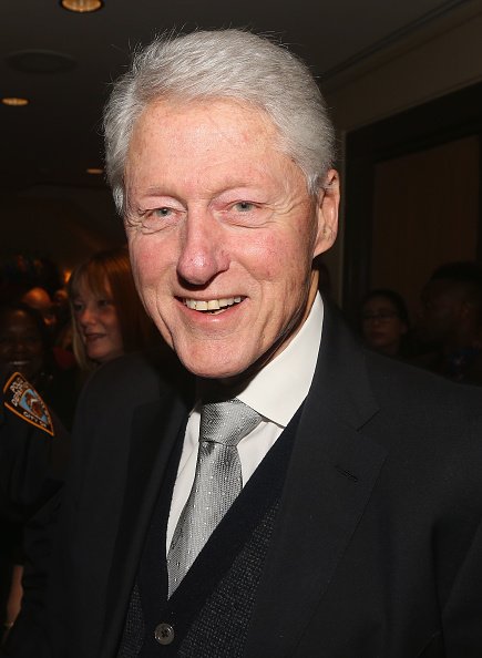 El presidente Bill Clinton posa en la noche inaugural de la producción del Manhattan Theater Club de "Choir Boy" en Broadway en el Teatro Samuel J. Friedman el 8 de enero de 2019 en la ciudad de Nueva York. | Fuente: Getty Images El presidente Bill Clinton posa en la noche inaugural de la producción del Manhattan Theater Club de "Choir Boy" en Broadway en el Teatro Samuel J. Friedman el 8 de enero de 2019 en la ciudad de Nueva York. | Fuente: Getty Images