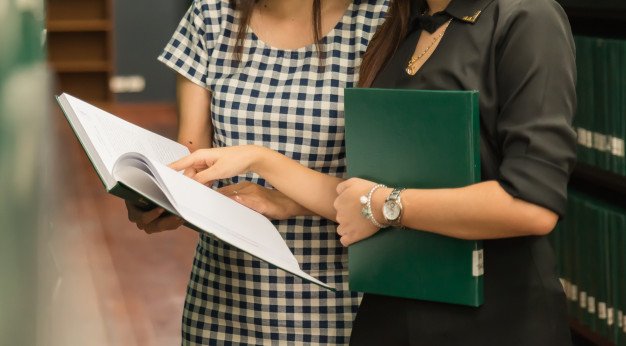 Deux femmes dans un bureau d'archives. Photo : Freepik Deux femmes dans un bureau d'archives. Photo : Freepik