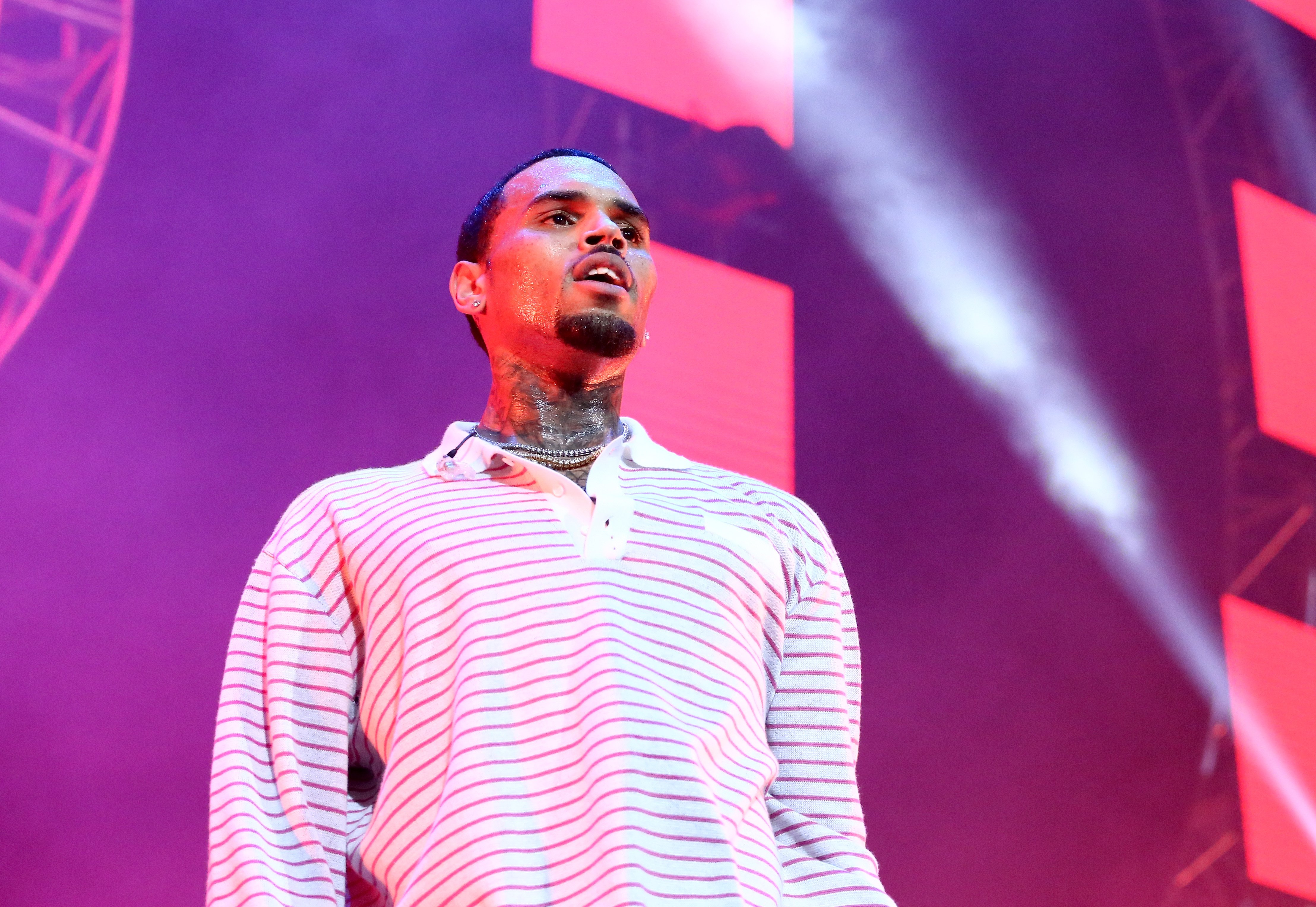 Chris Brown performing at a BET Experience concert in June 2018. | Photo: Getty Images