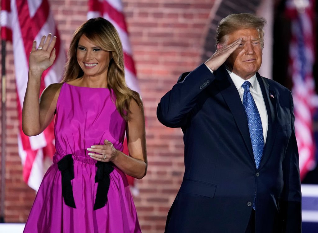 Präsident Donald Trump und seine Frau First Lady Melania Trump nehmen an der Dankesrede von Mike Pence für die Nominierung des Vizepräsidenten während des Republikanischen Nationalkonvents teil (Foto von Drew Angerer) | Quelle: Getty Images Präsident Donald Trump und seine Frau First Lady Melania Trump nehmen an der Dankesrede von Mike Pence für die Nominierung des Vizepräsidenten während des Republikanischen Nationalkonvents teil (Foto von Drew Angerer) | Quelle: Getty Images