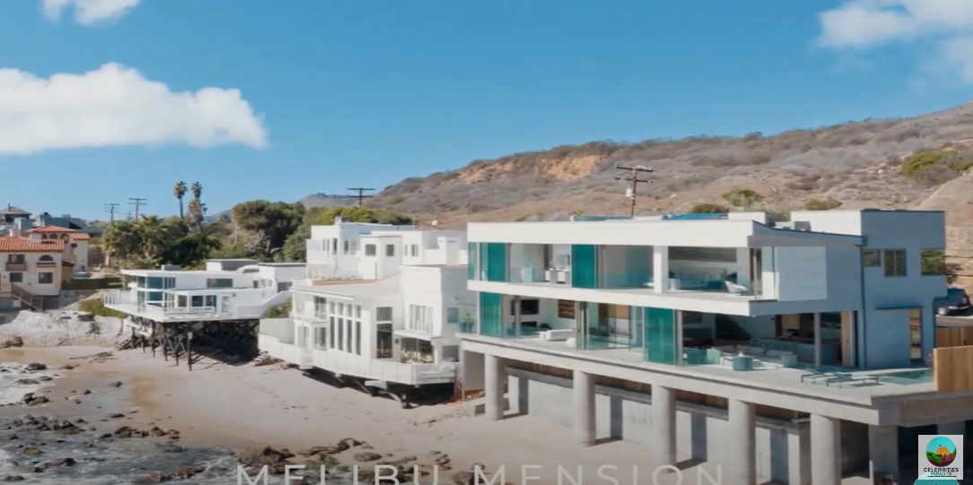 Suzanne Somers and Alan Hamel's Malibu house from a clip posted on July 6, 2022 | Source: YouTube/CELEBRITY PARADISE