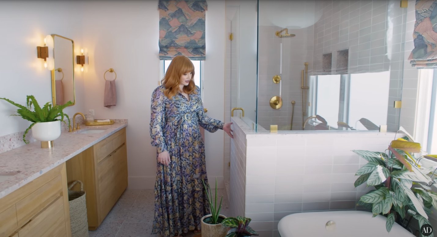 Bryce Howard and Seth Gabel's ensuite bathroom that consists of a green bathtub. / Source: YouTube.com/ArchitecturalDigest 
