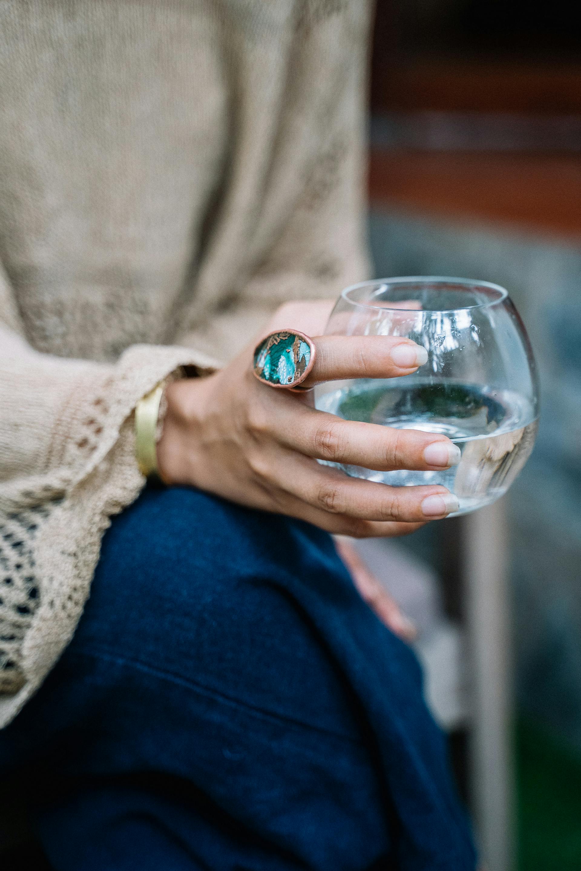 A woman holding a glass of water | Source: Pexels