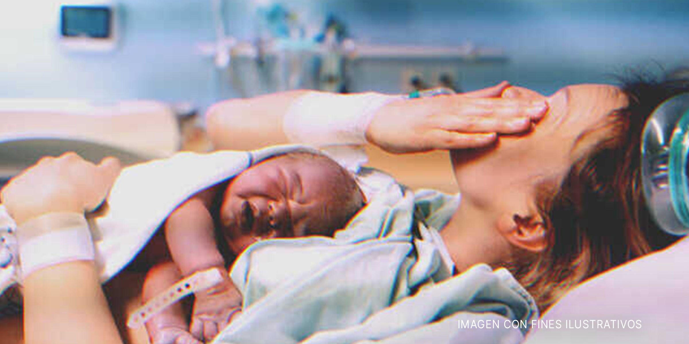 Mujer con recién nacido en el hospital. | Foto: Shutterstock