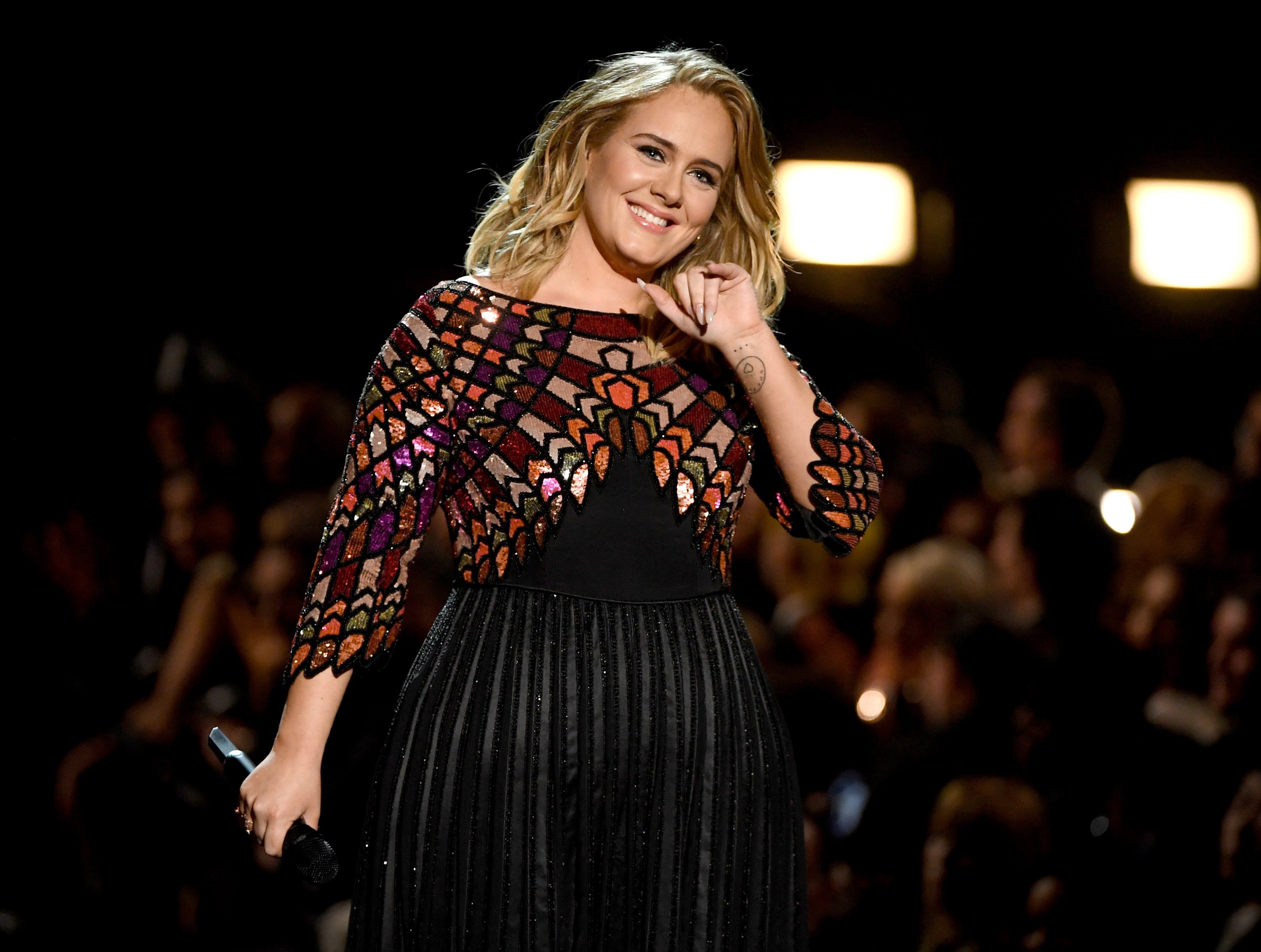 La chanteuse Adele se produit sur scène lors de la 59e édition des GRAMMY Awards au STAPLES Center le 12 février 2017 à Los Angeles, en Californie.  | Photo : Getty Images