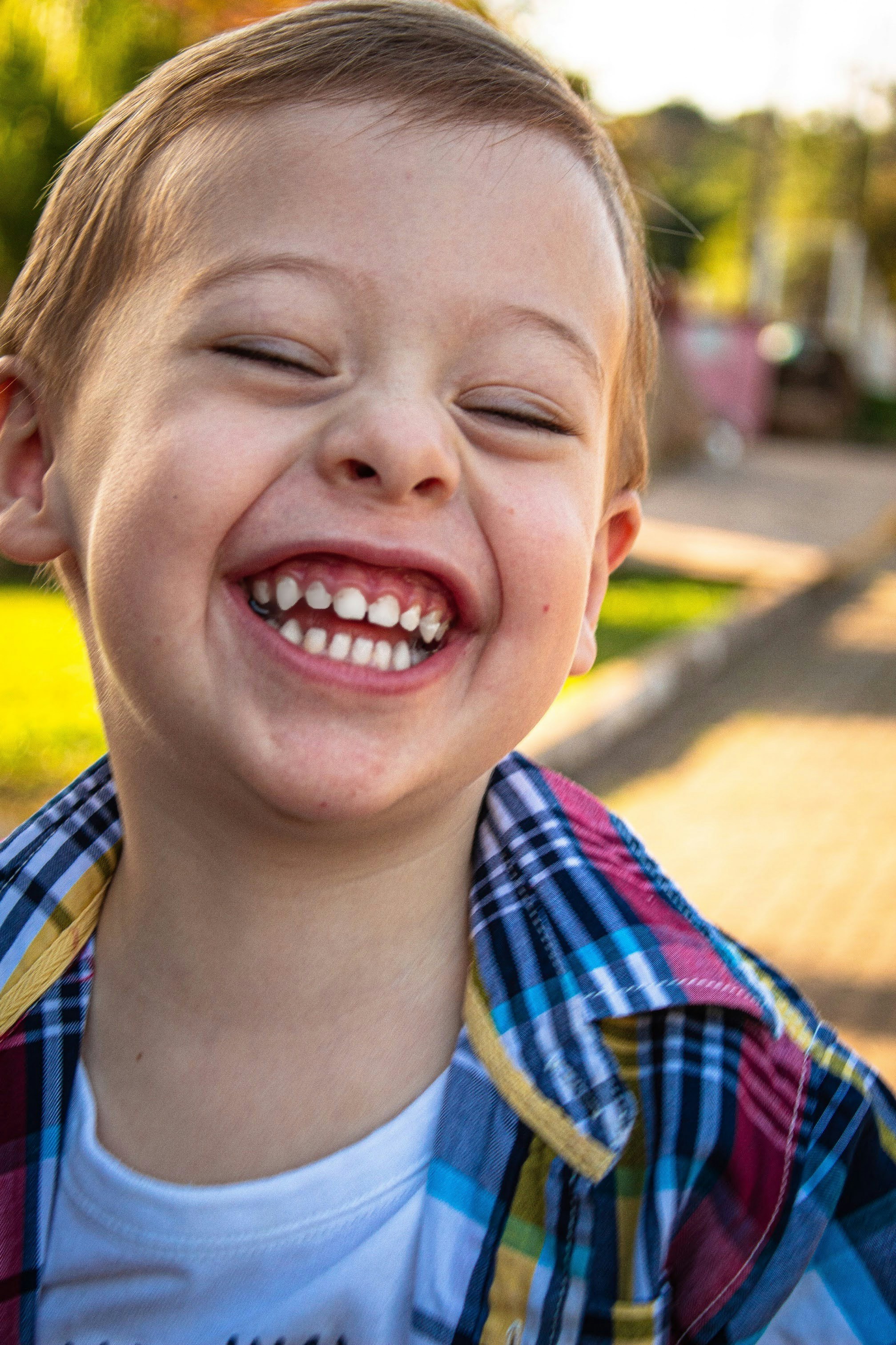 A little boy laughing | Source: Unsplash