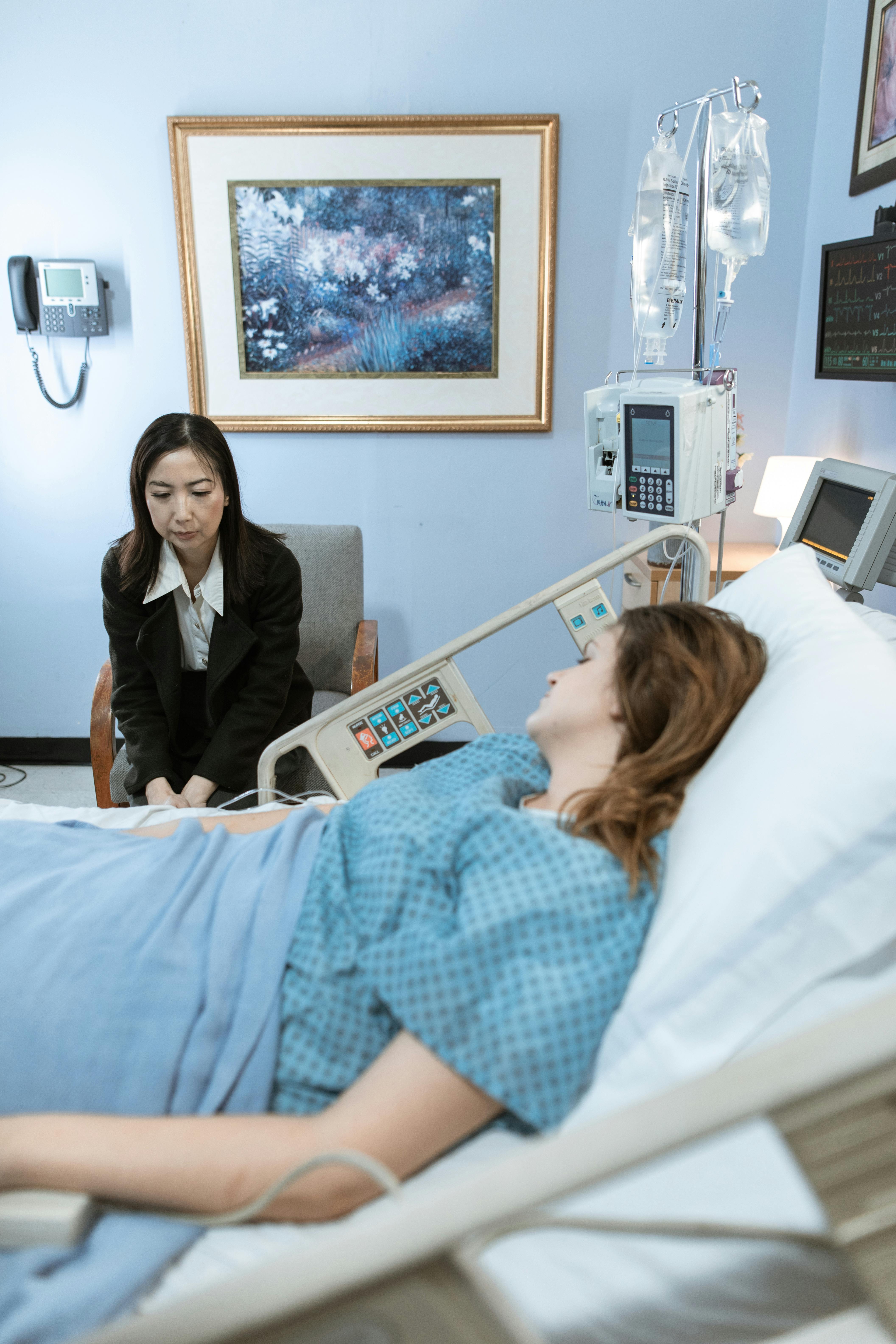 A woman in the hospital with a visitor | Source: Pexels