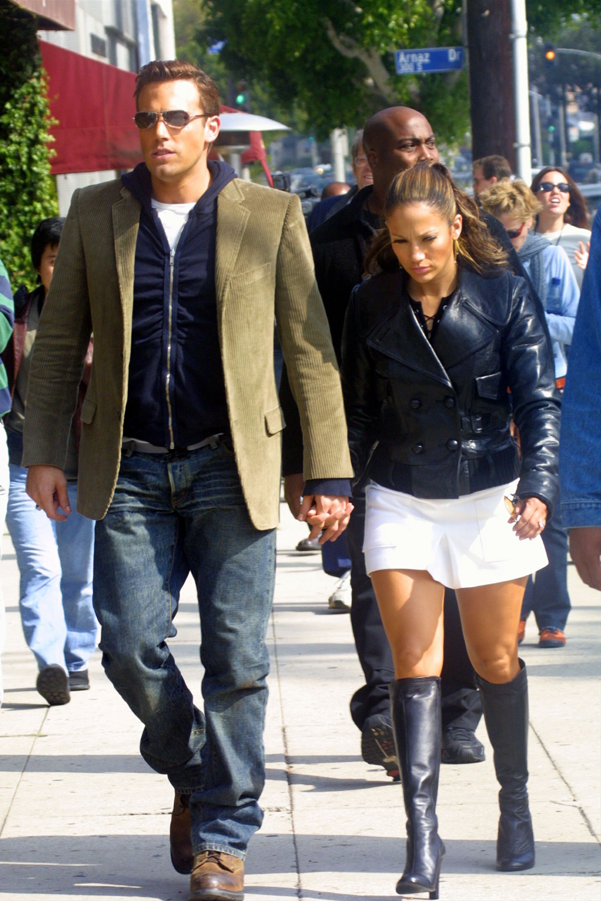 Actress/singer Jennifer Lopez and actor Ben Affleck hold hands while filming her new music video at Barefoot restaurant on October 20, 2002 in Beverly Hills, California | Source: Getty Images