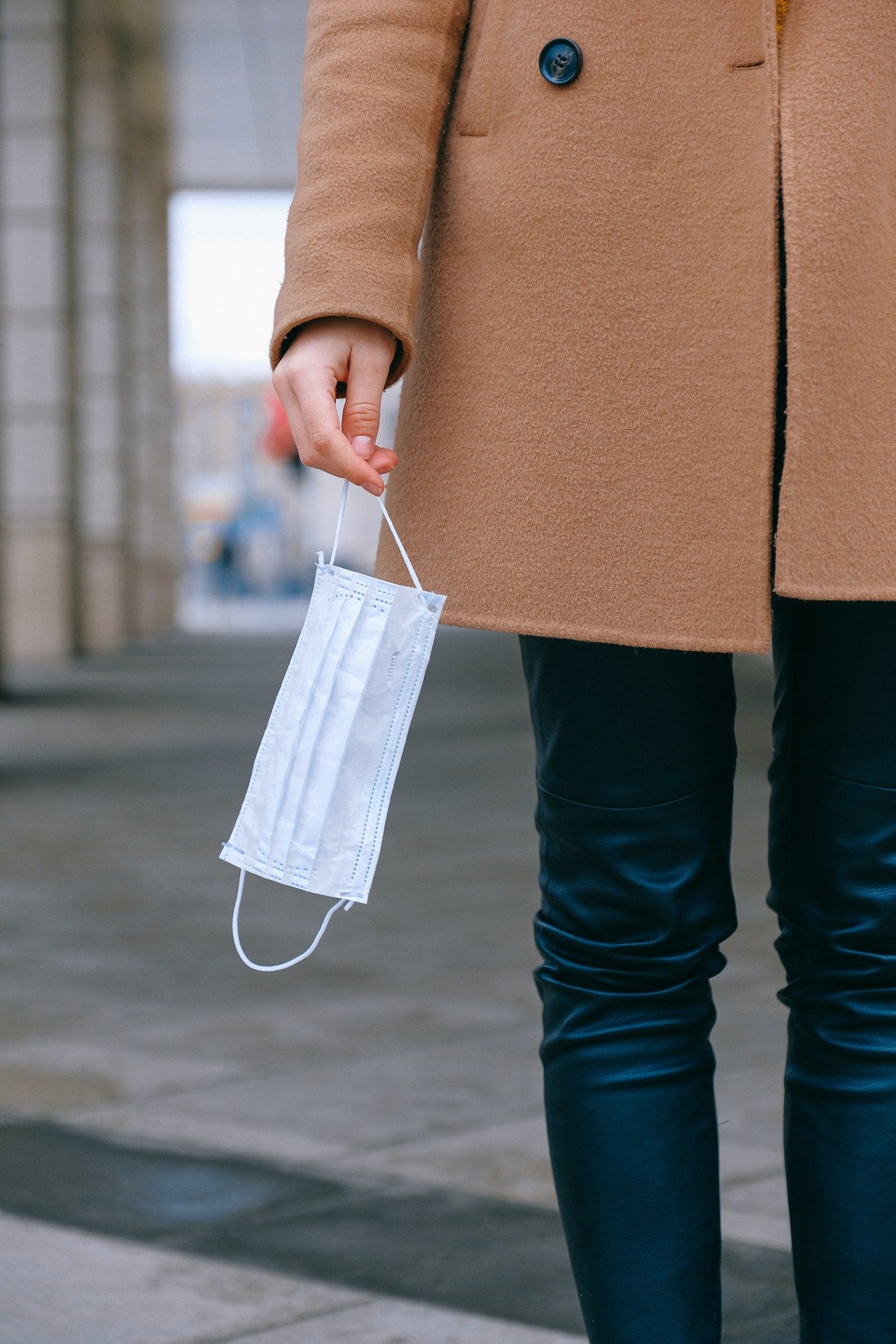 Photo of woman holding a face masks | Photo: Pexels