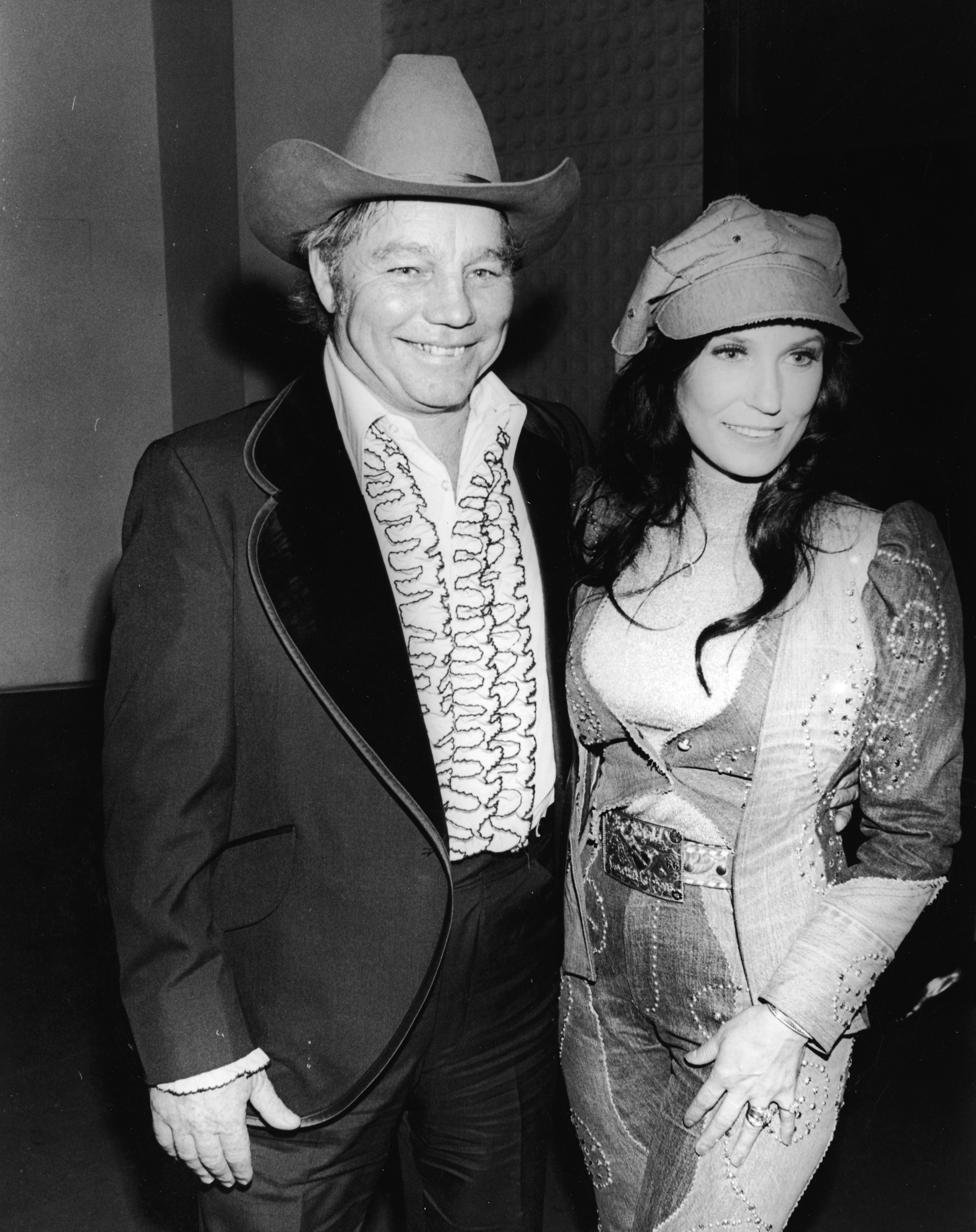 Loretta Lynn and her late husband Oliver Lynn, Jr. pose at the Country & Western Music Awards on  February 27, 1975, in Hollywood. | Source: Getty Images