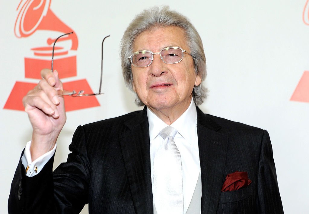 Manuel Alejandro llegando a los Latin Grammy 2011. | Foto: Getty Images.