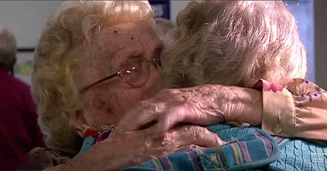 Betty Morrell abraza a su madre biológica por primera vez en 82 años. | Foto: Twitter.com/sundayworld - Youtube.com/Inside Edition