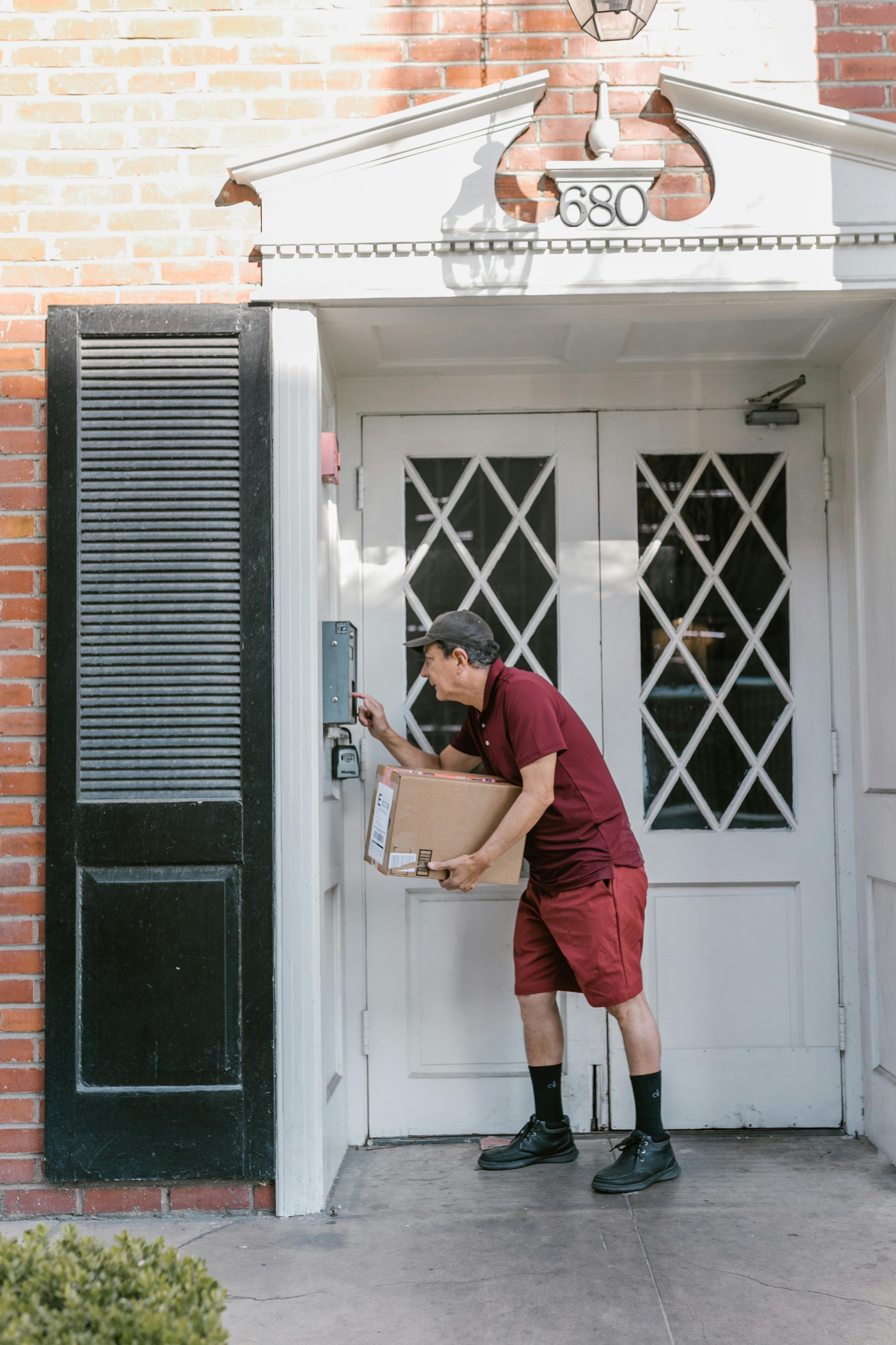 A curious delivery man | Source: Pexels