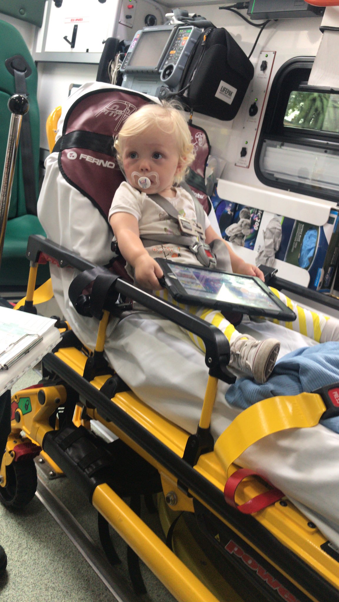 Freya wird in einen Krankenwagen gebracht | Quelle: Twitter/@xVictoriaGrantx Freya wird in einen Krankenwagen gebracht | Quelle: Twitter/@xVictoriaGrantx