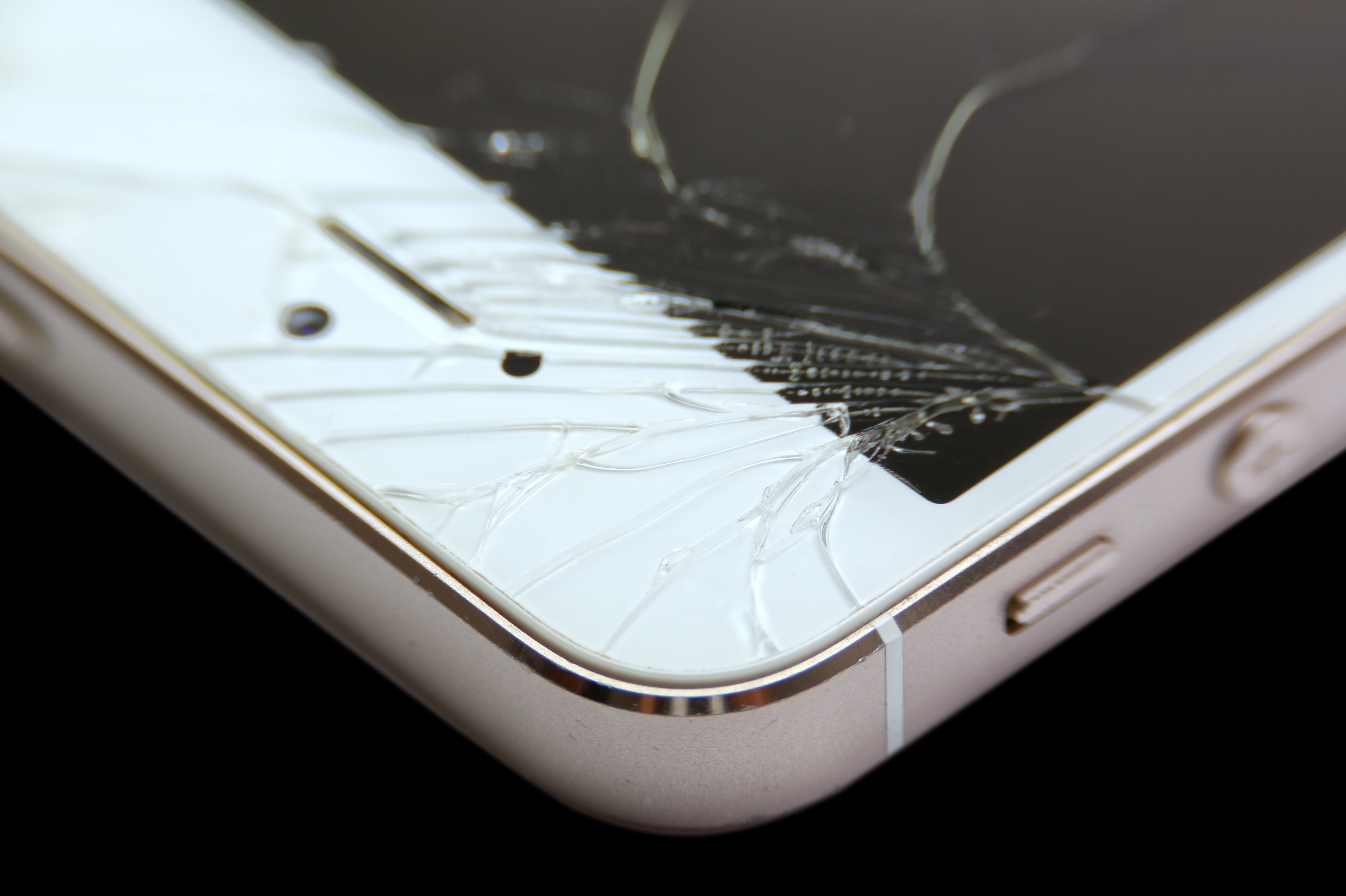 A damaged phone | Source: Shutterstock
