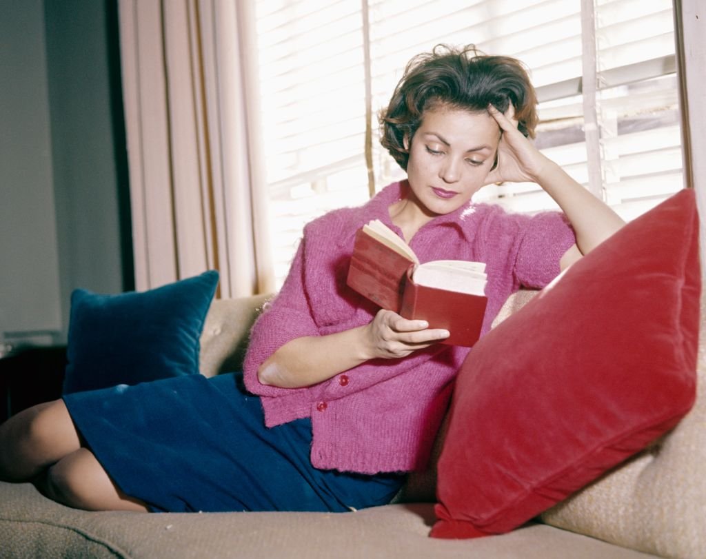 L'actrice espagnole Carmen Sevilla chez elle à San Juan, 1960, Alicante, Espagne. | Photo : Getty Images L'actrice espagnole Carmen Sevilla chez elle à San Juan, 1960, Alicante, Espagne. | Photo : Getty Images