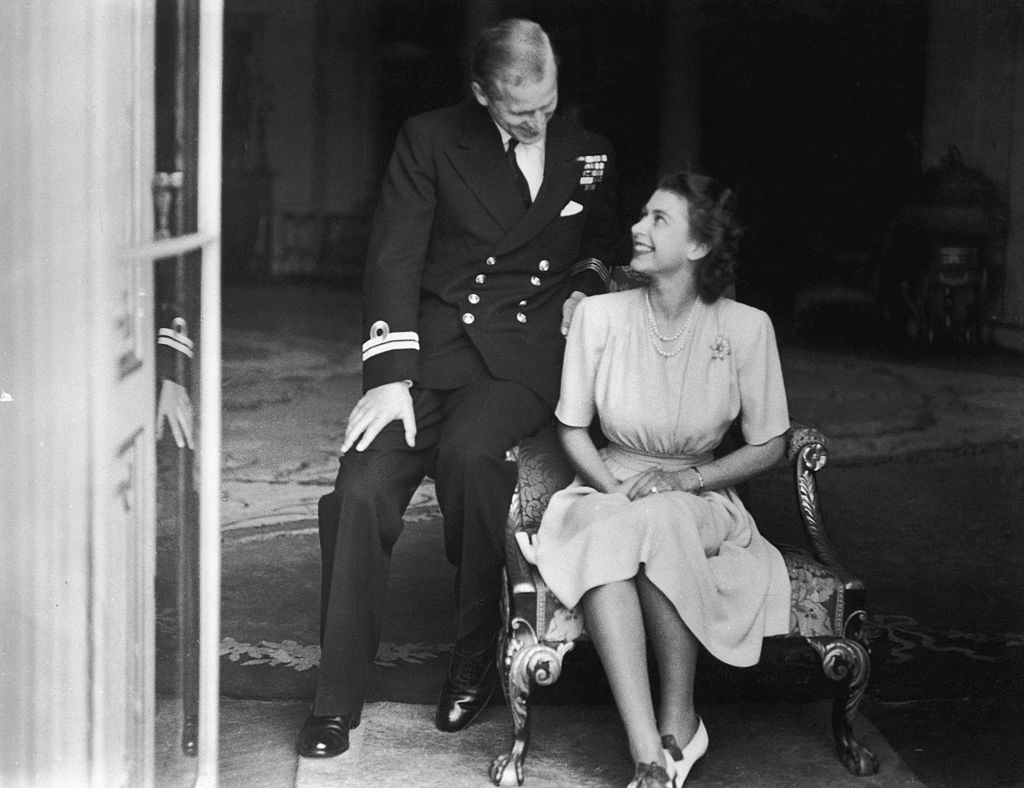La reina Elizabeth y Philip anuncian su compromiso, en 1947. | Foto: Getty Images