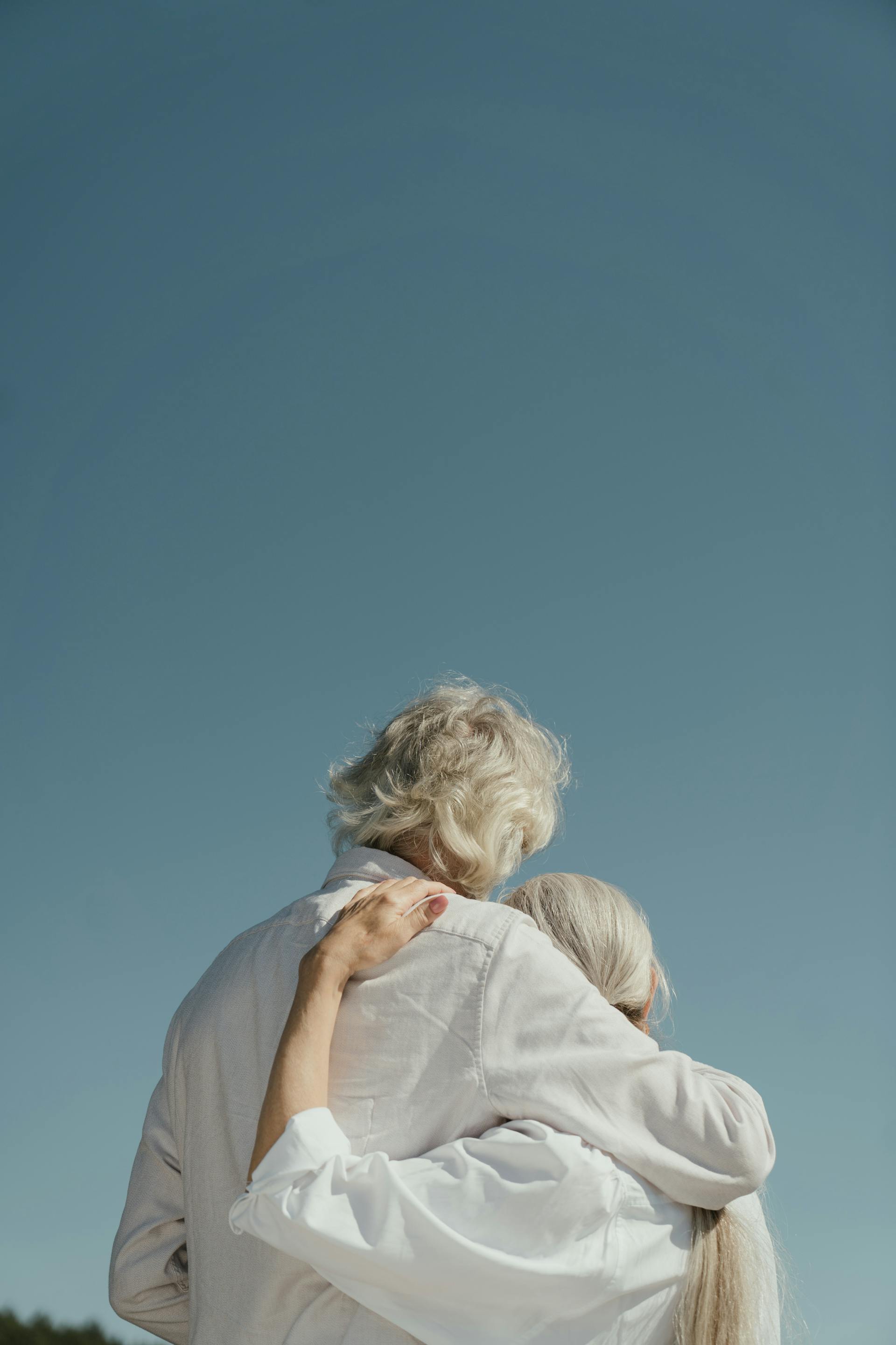An elderly couple hugging | Source: Pexels