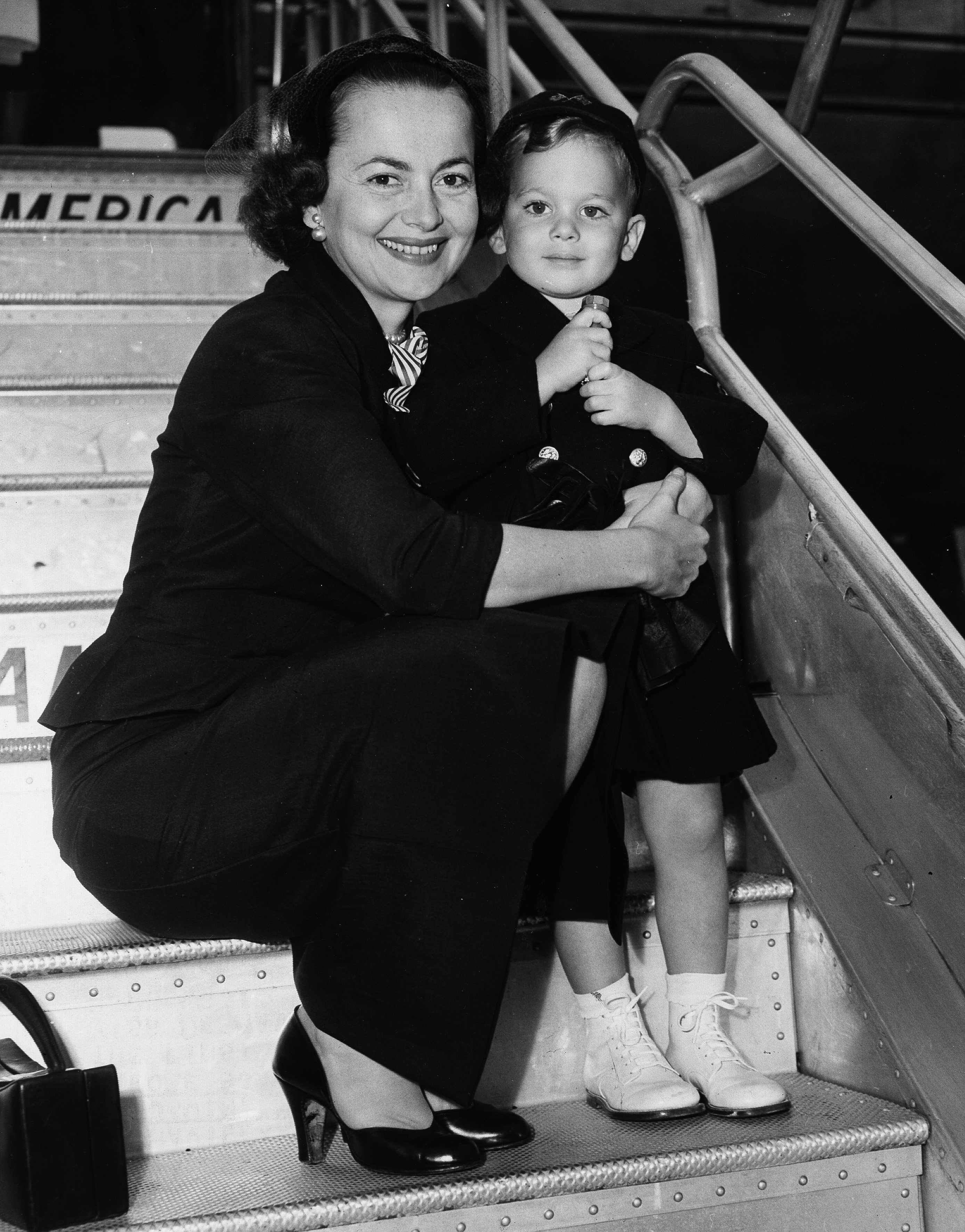 Actress Olivia de Havilland with her son Benjamin in Los Angeles in 1947 | Source: Getty Images