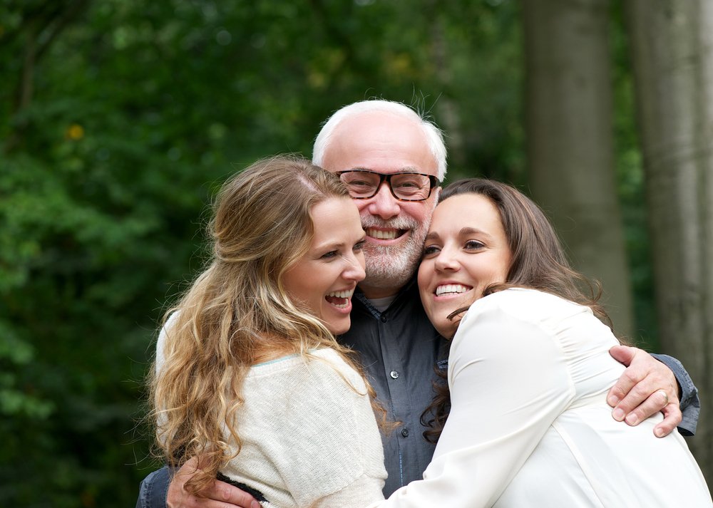 A father with two daughters. | Photo: Shutterstock