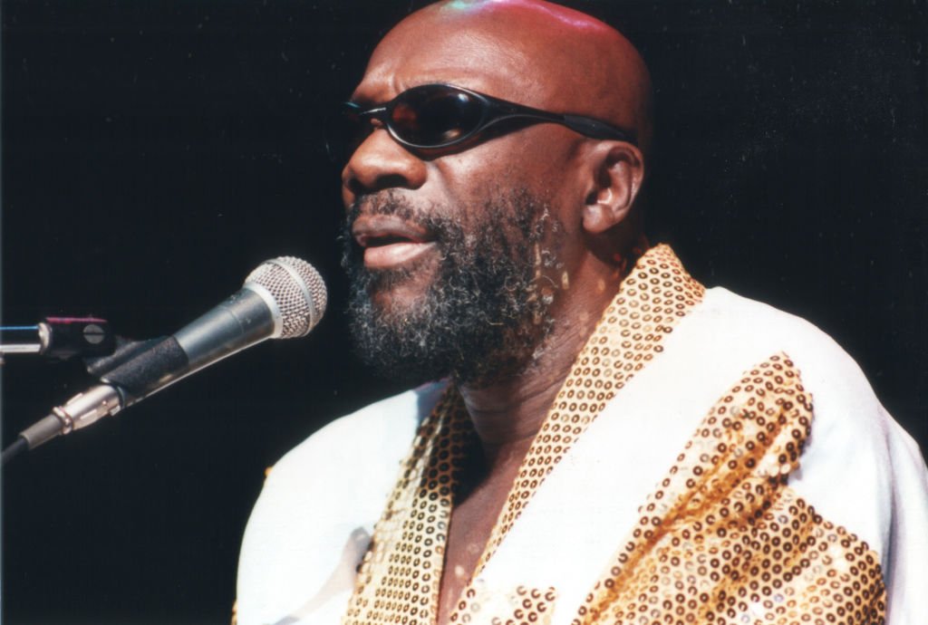 Musician Isaac Hayes performs at the Universal Amphitheatre in Los Angeles, California on August 18, 1996. | Photo: Getty Images