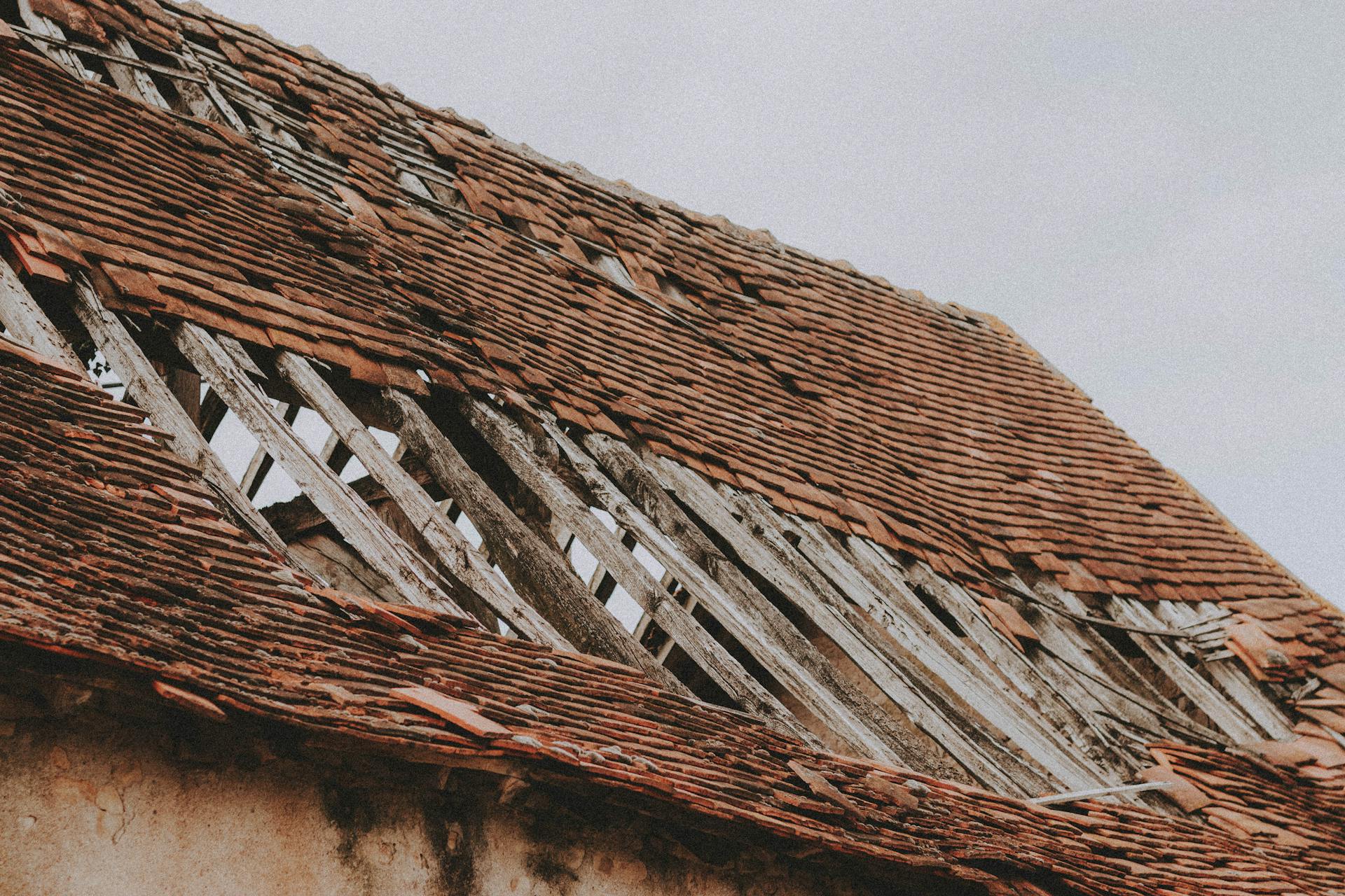 A damaged roof | Source: Pexels