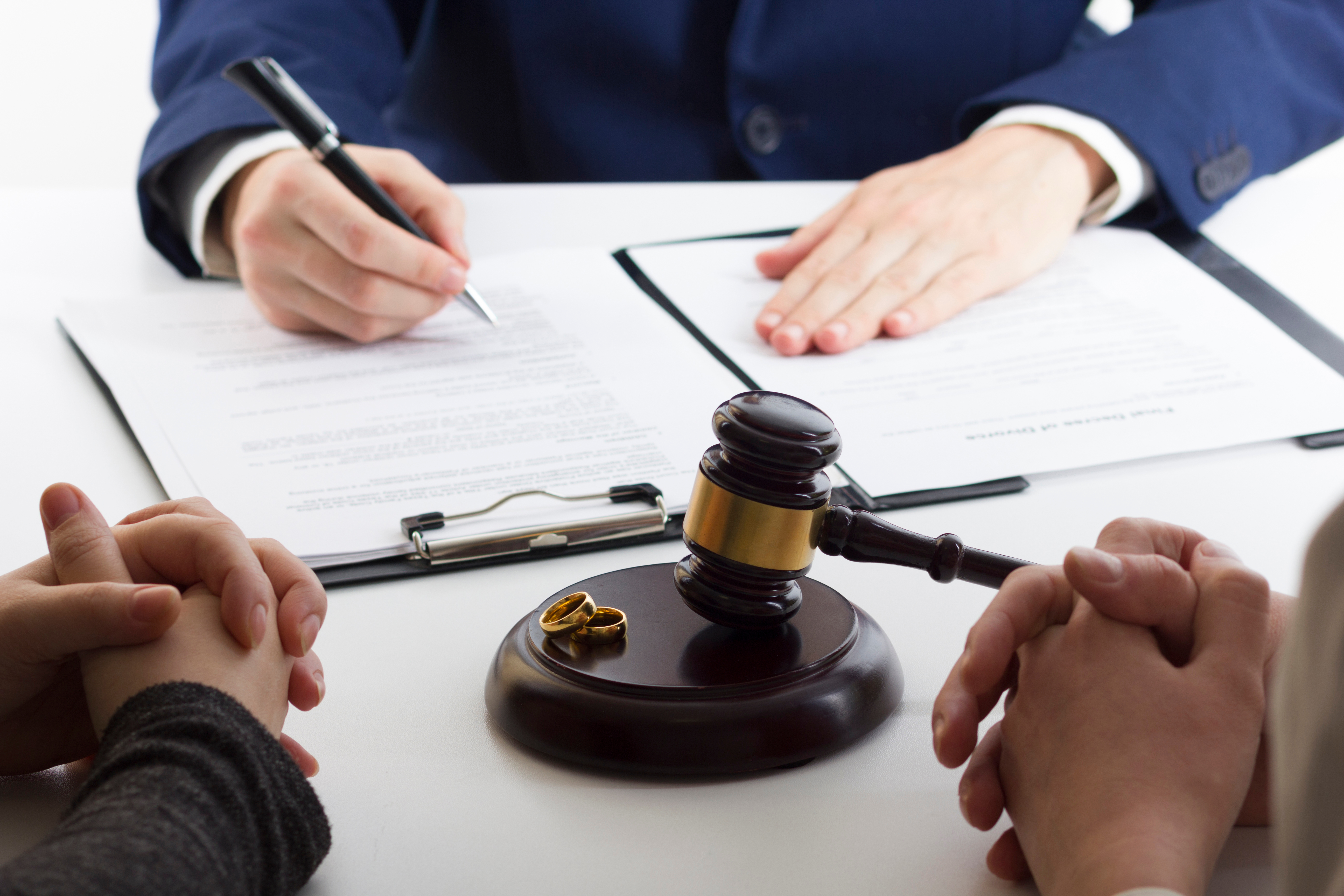 A man signing divorce papers | Source: Shutterstock