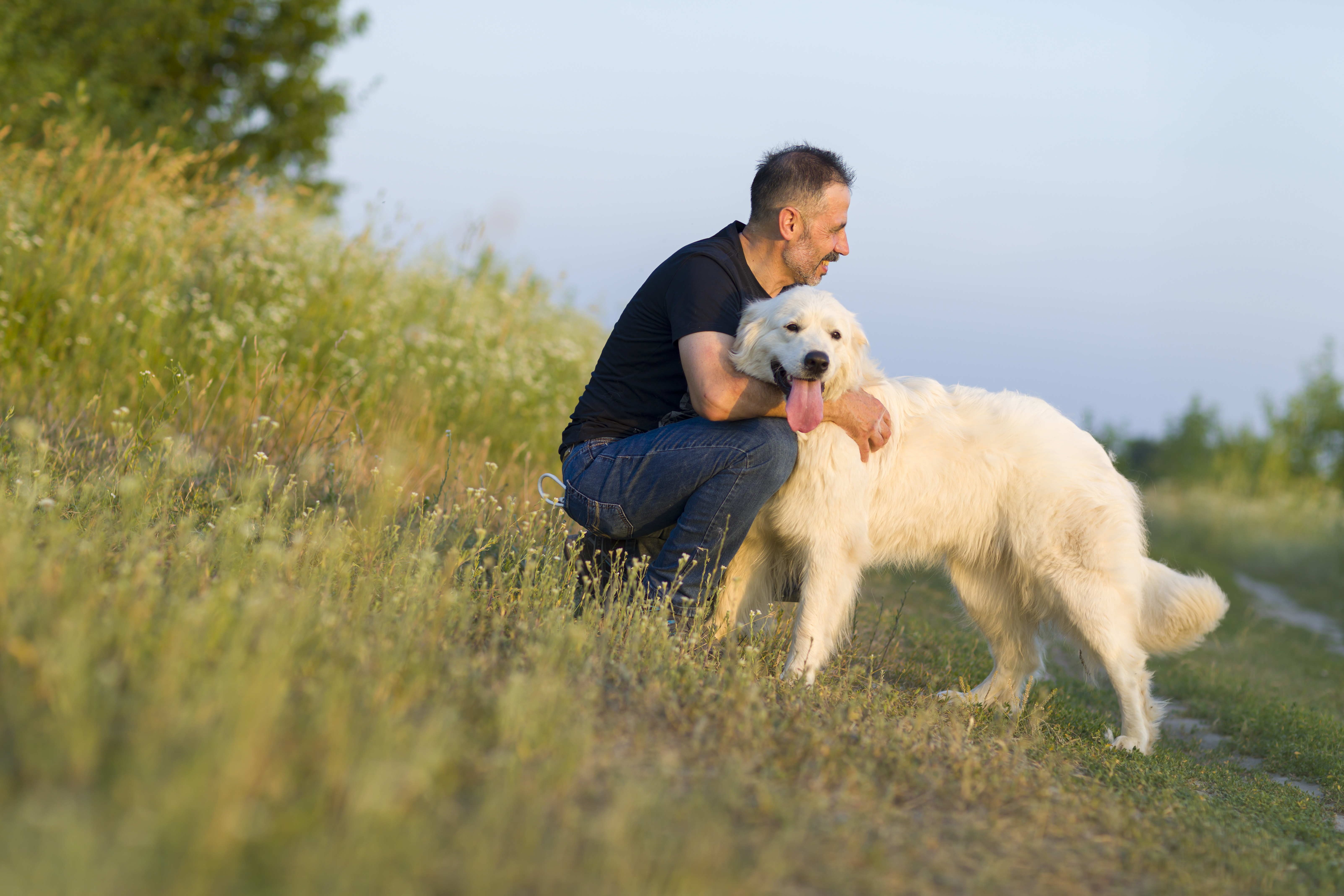 Um homem com seu cachorro | Fonte: Getty Images