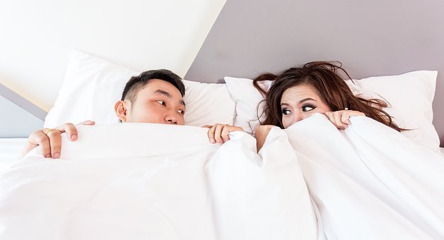 Un couple au lit. | source : Pixabay Un couple au lit. | source : Pixabay
