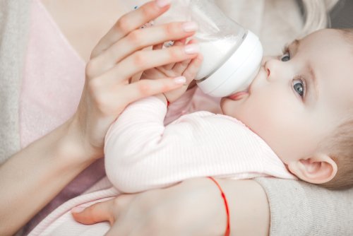 Mutter füttert ihr Baby | Quelle: Shutterstock