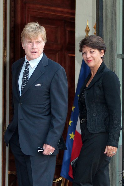 Robert Redford et son épouse Sybille Szaggars après avoir reçu la médaille de la Légion d'Honneur. | Photo : Getty Images Robert Redford et son épouse Sybille Szaggars après avoir reçu la médaille de la Légion d'Honneur. | Photo : Getty Images