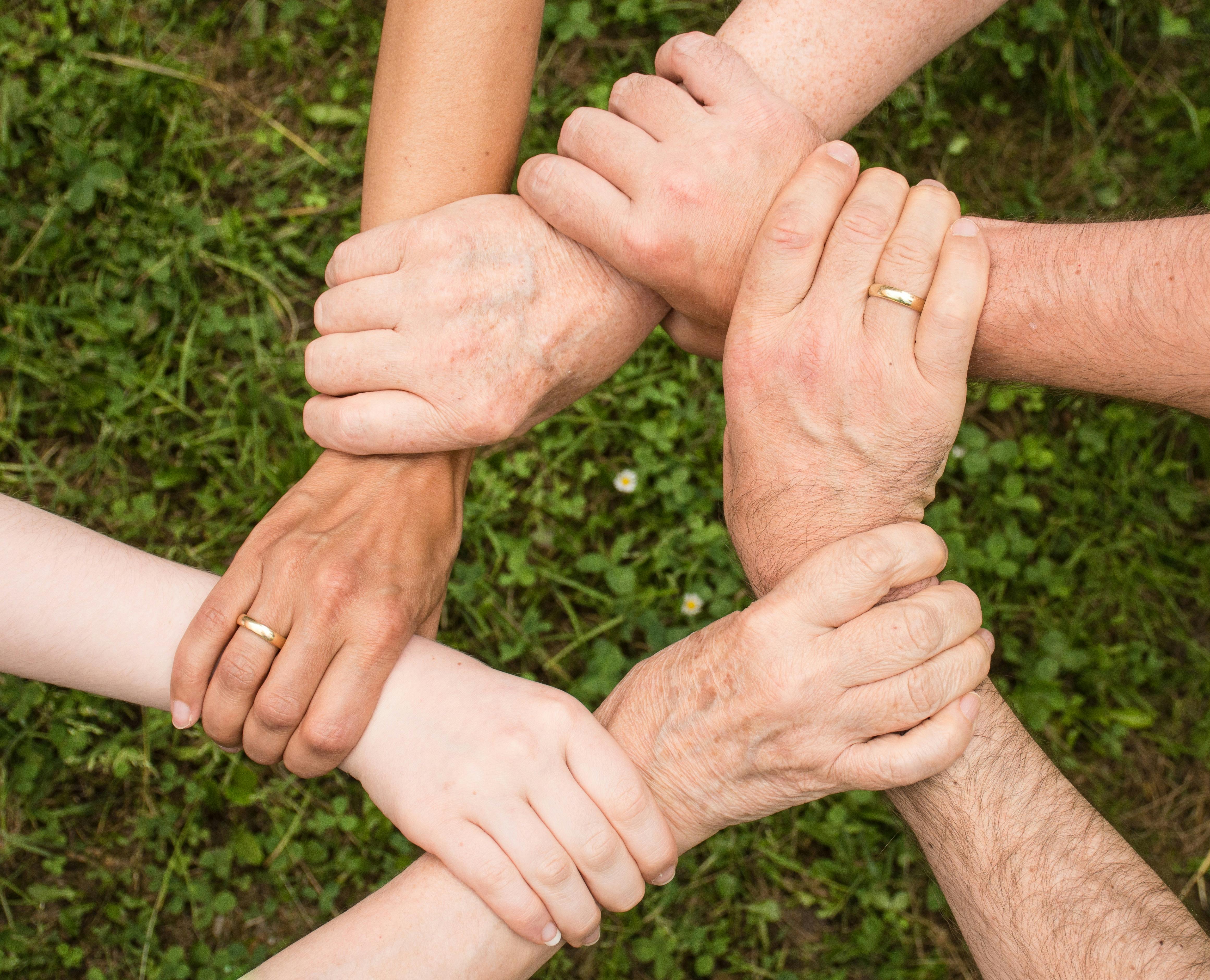 People holding each other's arms | Source: Pexels