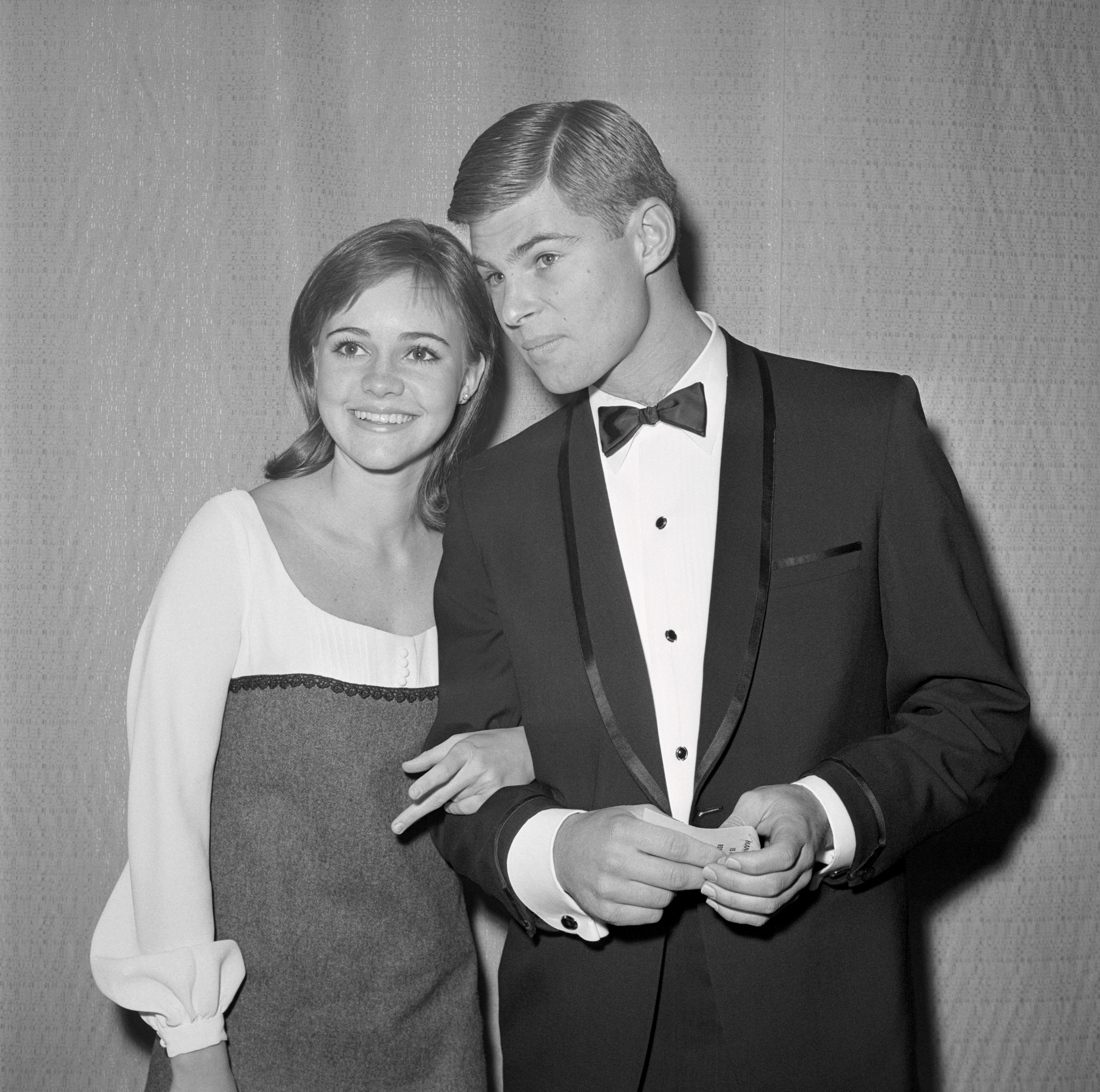 Sally Field and Steve Craig at the premiere of the film "Battle of the Bulge" in Hollywood in 1965 | Source: Getty Images