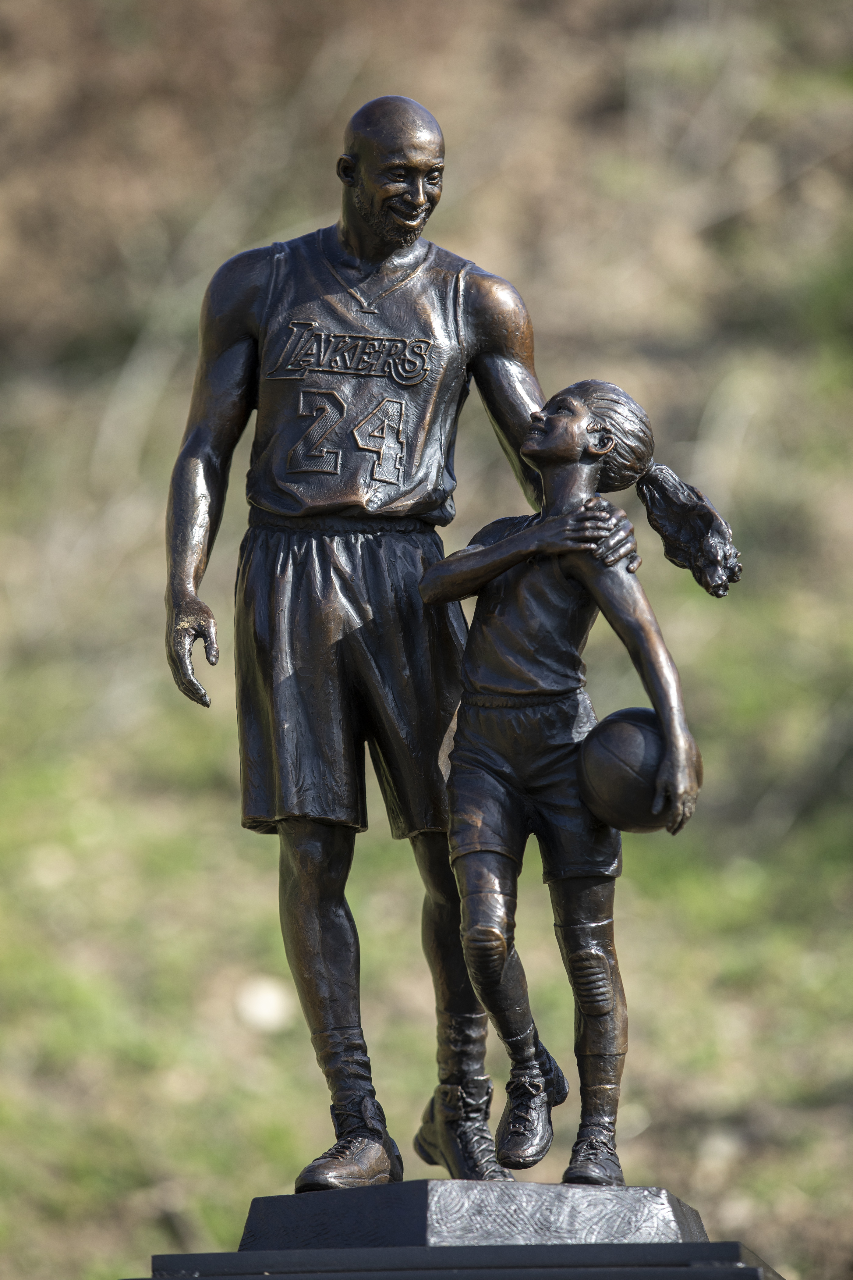 A bronze statue of Kobe and Gianna Bryant in California.  | Source: Getty Images