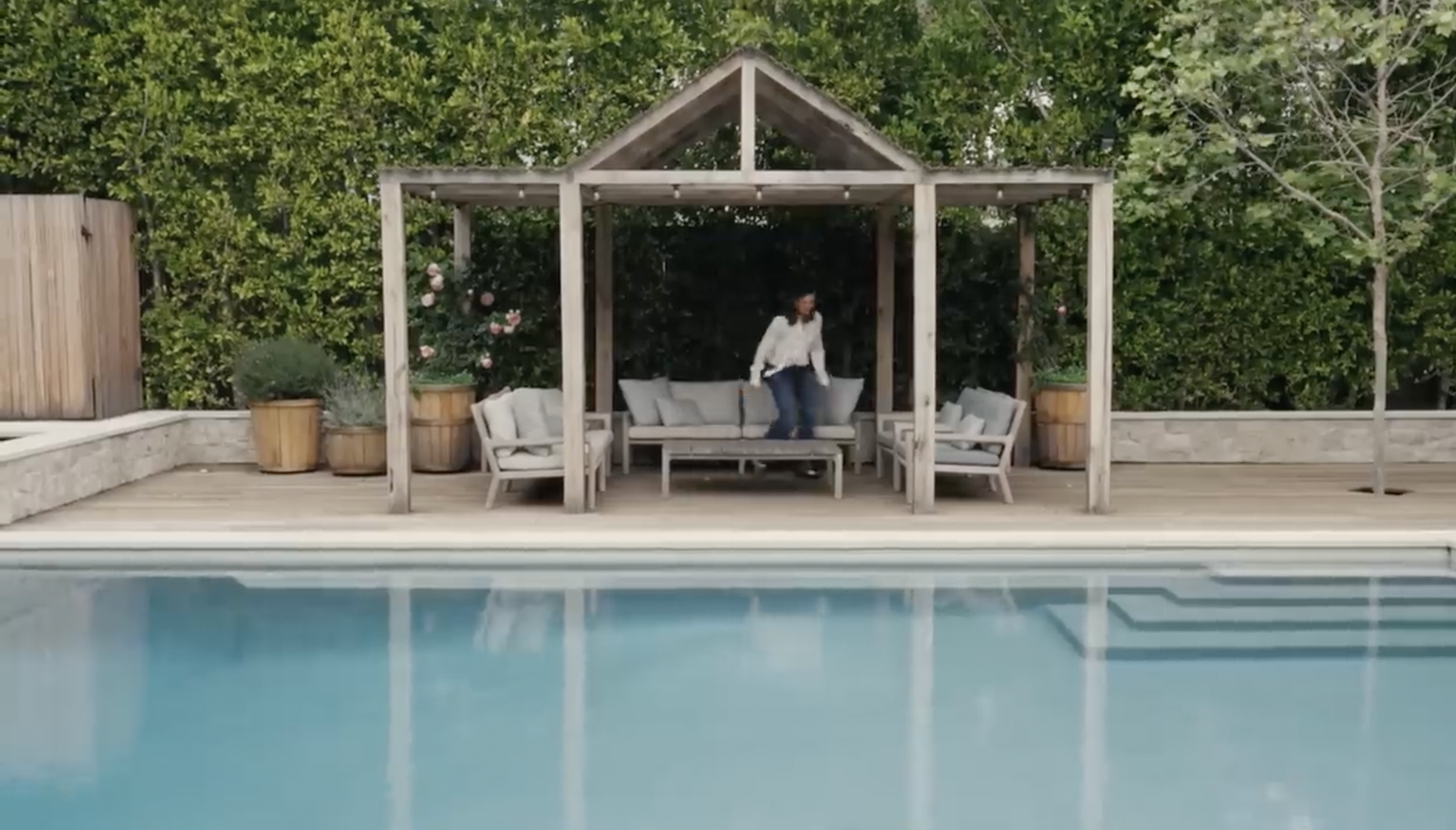 Jennifer Garner's pool area from a post dated September 3, 2024. | Source: YouTube/Architectural Digest