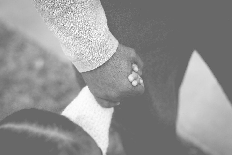 Padre camina por la calle tomado de la mano con su hija. | Foto: Pixabay