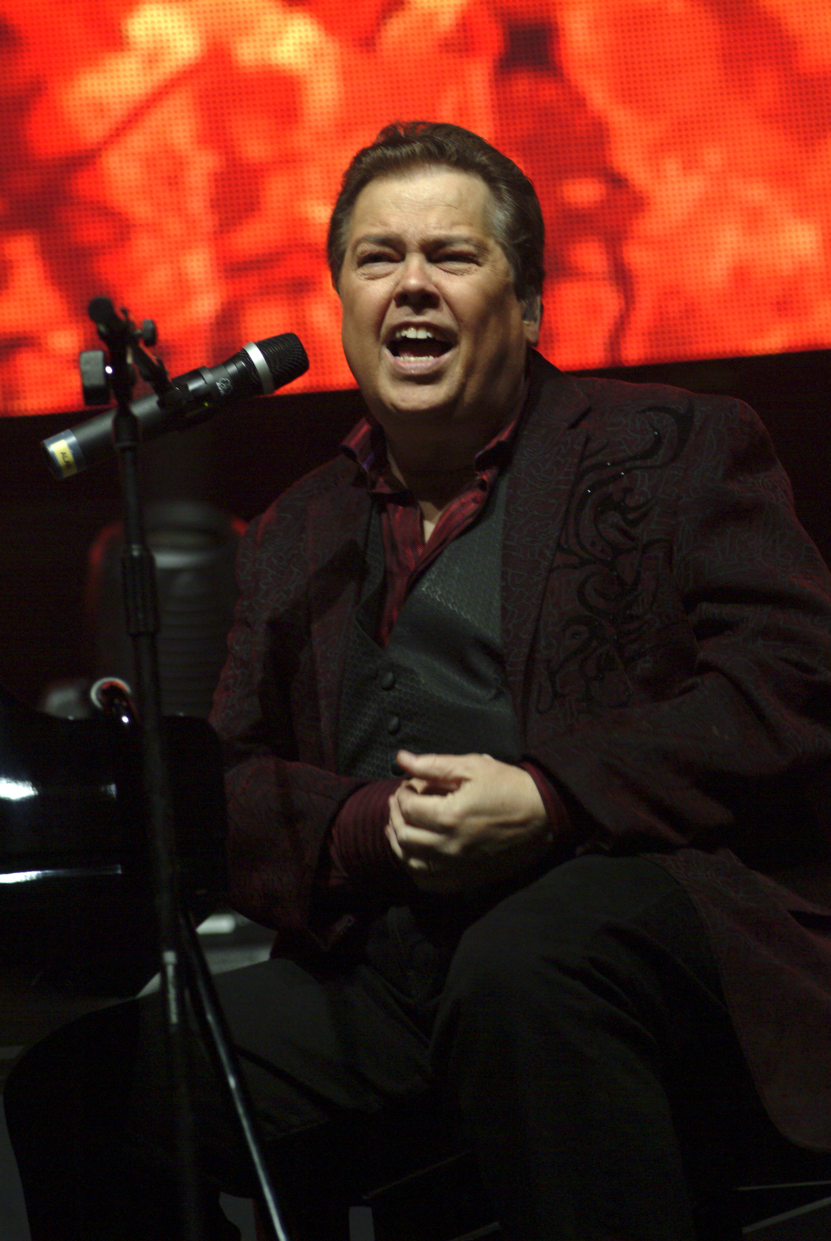 Alan Osmond performing on stage in London on May 30, 2008 | Source: Getty Images