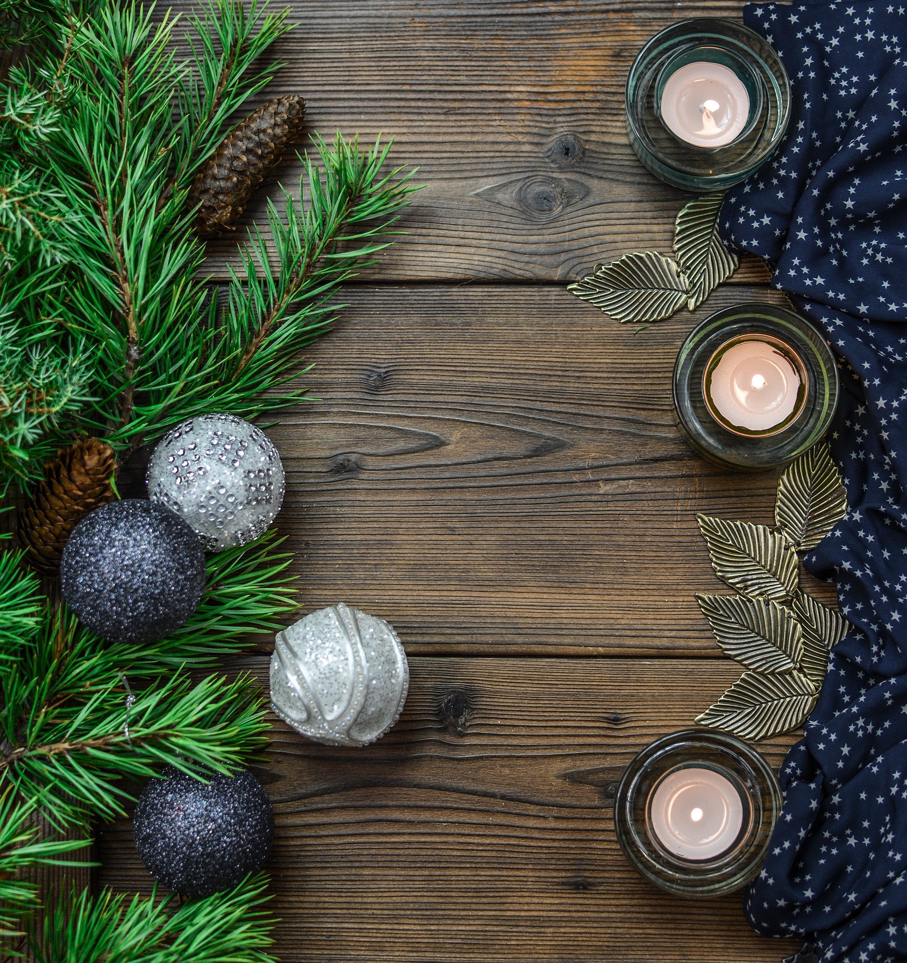 Velas y decoración navideña sobre madera. | Foto: Pixabay