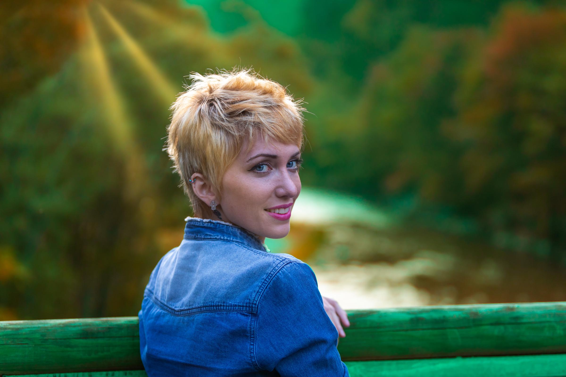 A woman looking over her shoulder | Source: Shutterstock