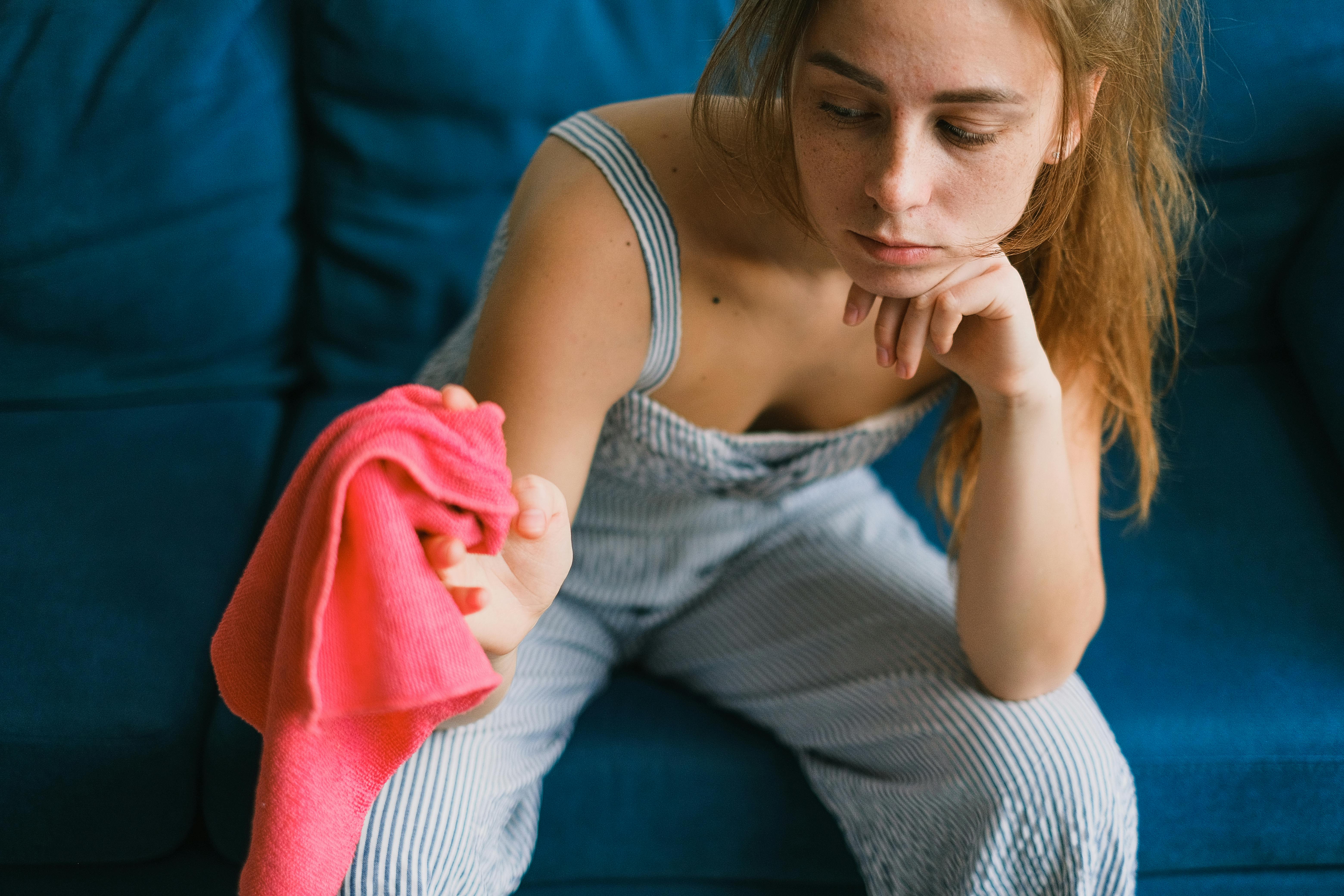 A woman holding onto a microfiber cloth | Source: Pexels