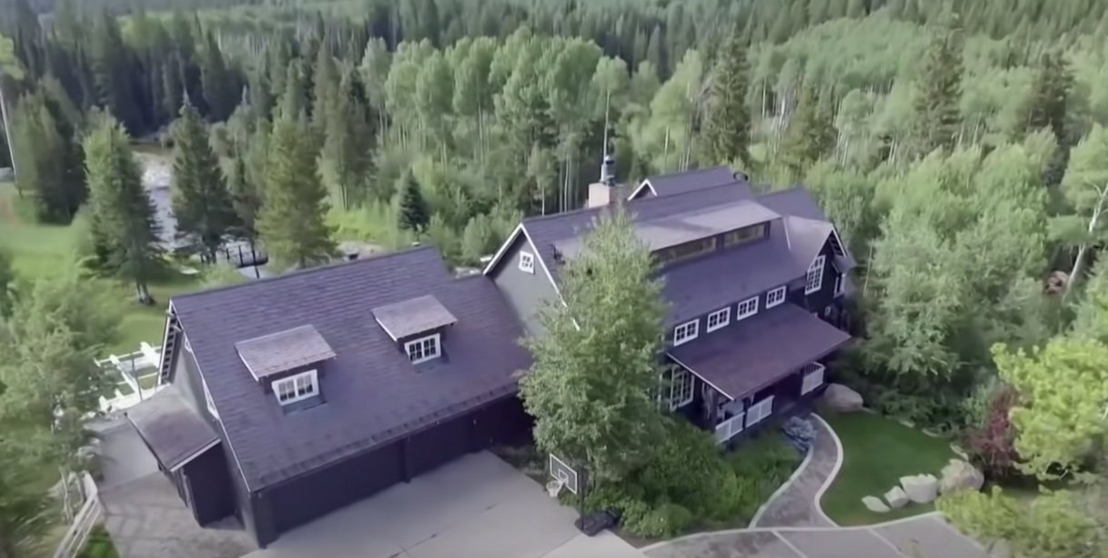 An aerial view of Kevin Costner's property | Source: Youtube.com/CNBC Make It 