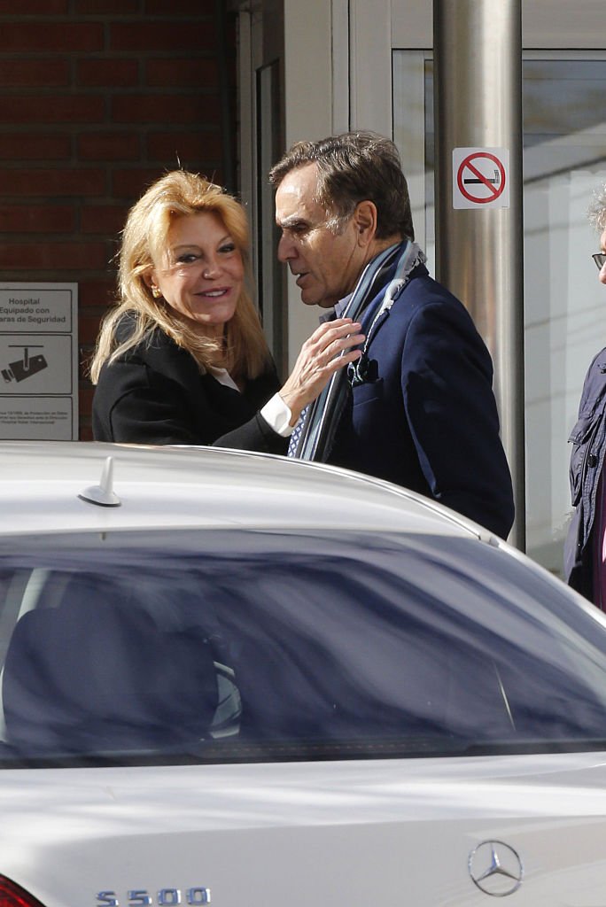 La baronesa Thyssen y Manolo Segura visitan a Blanca Cuesta tras el nacimiento de su cuarto hijo en 2014. | Foto: Getty Images